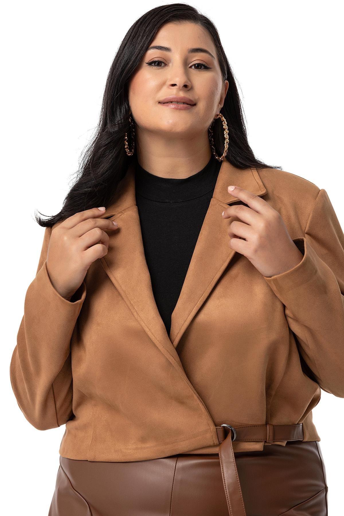 CeketDisentis Modest Büyük Beden Sırtta Deri Çapraz Bant Detaylı Yarım Kuşaklı Kısa Süet Kahverengi CeketDISENTIS MODESTBüyük Beden Sırtta Deri Çapraz Bant Detaylı Yarım Kuşaklı Kısa Süet Kahverengi Ceket