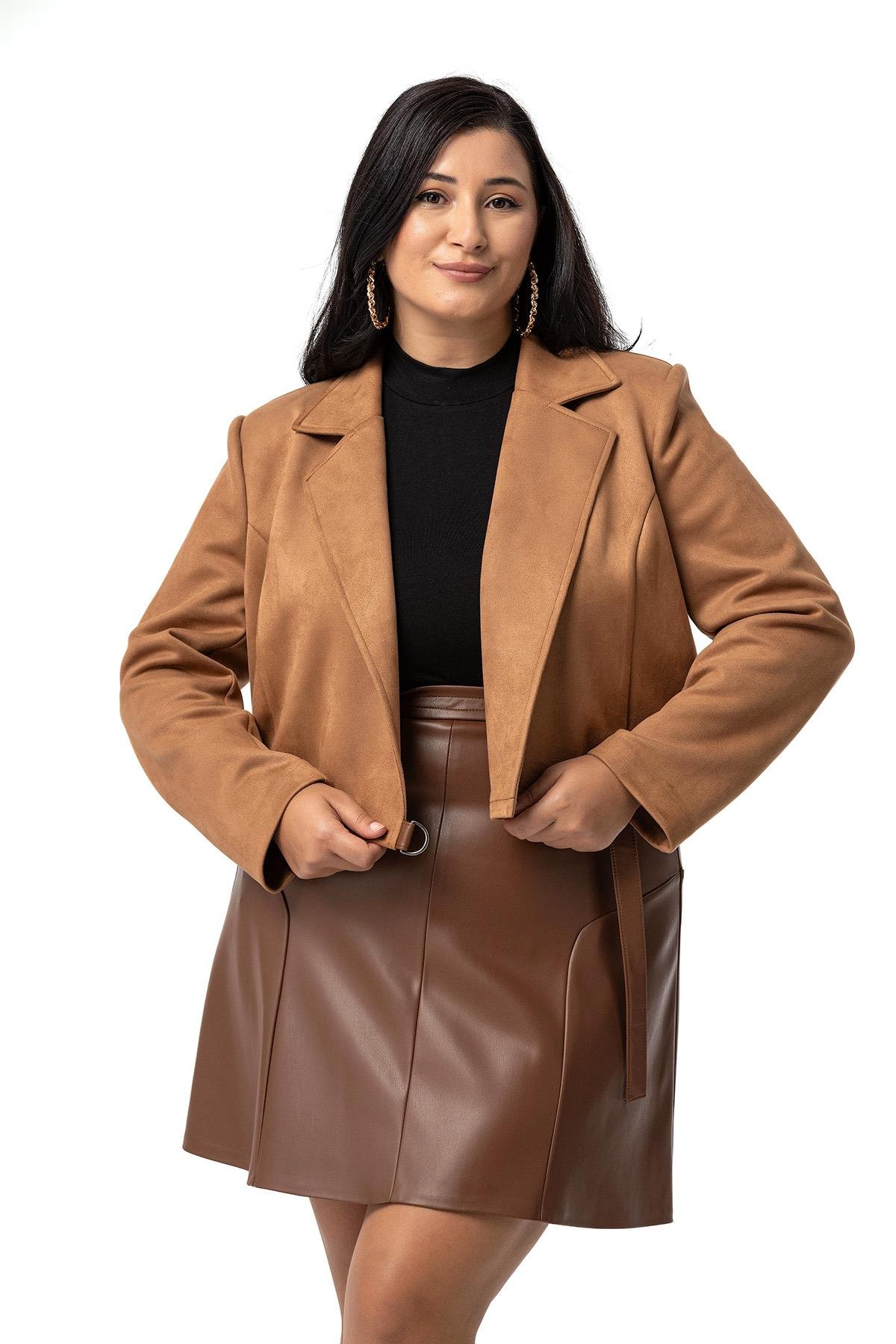 CeketDisentis Modest Büyük Beden Sırtta Deri Çapraz Bant Detaylı Yarım Kuşaklı Kısa Süet Kahverengi CeketDISENTIS MODESTBüyük Beden Sırtta Deri Çapraz Bant Detaylı Yarım Kuşaklı Kısa Süet Kahverengi Ceket