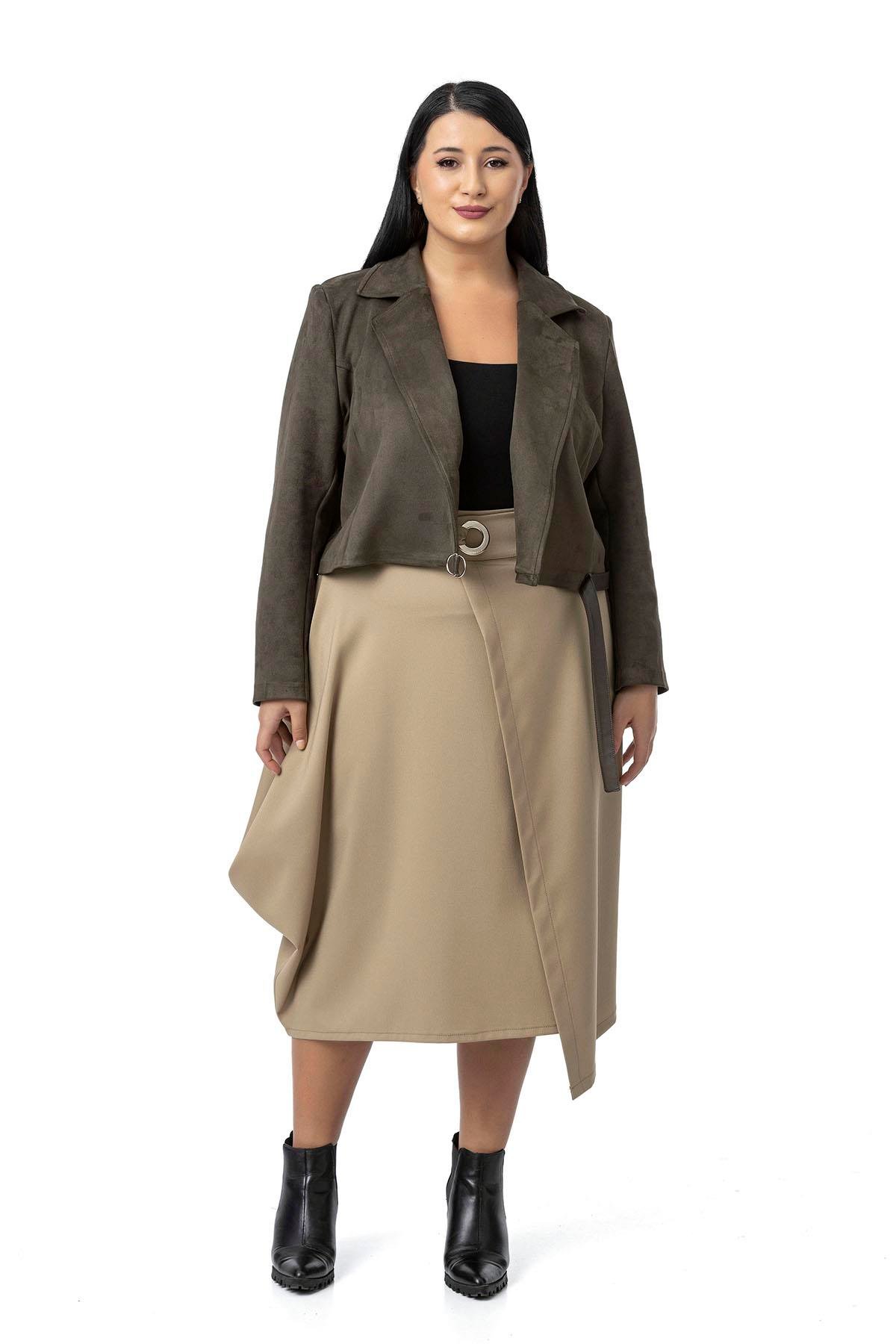 CeketDisentis Modest Büyük Beden Sırtta Deri Çapraz Bant Detaylı Yarım Kuşaklı Kısa Süet Haki CeketDISENTIS MODESTBüyük Beden Sırtta Deri Çapraz Bant Detaylı Yarım Kuşaklı Kısa Süet Haki Ceket