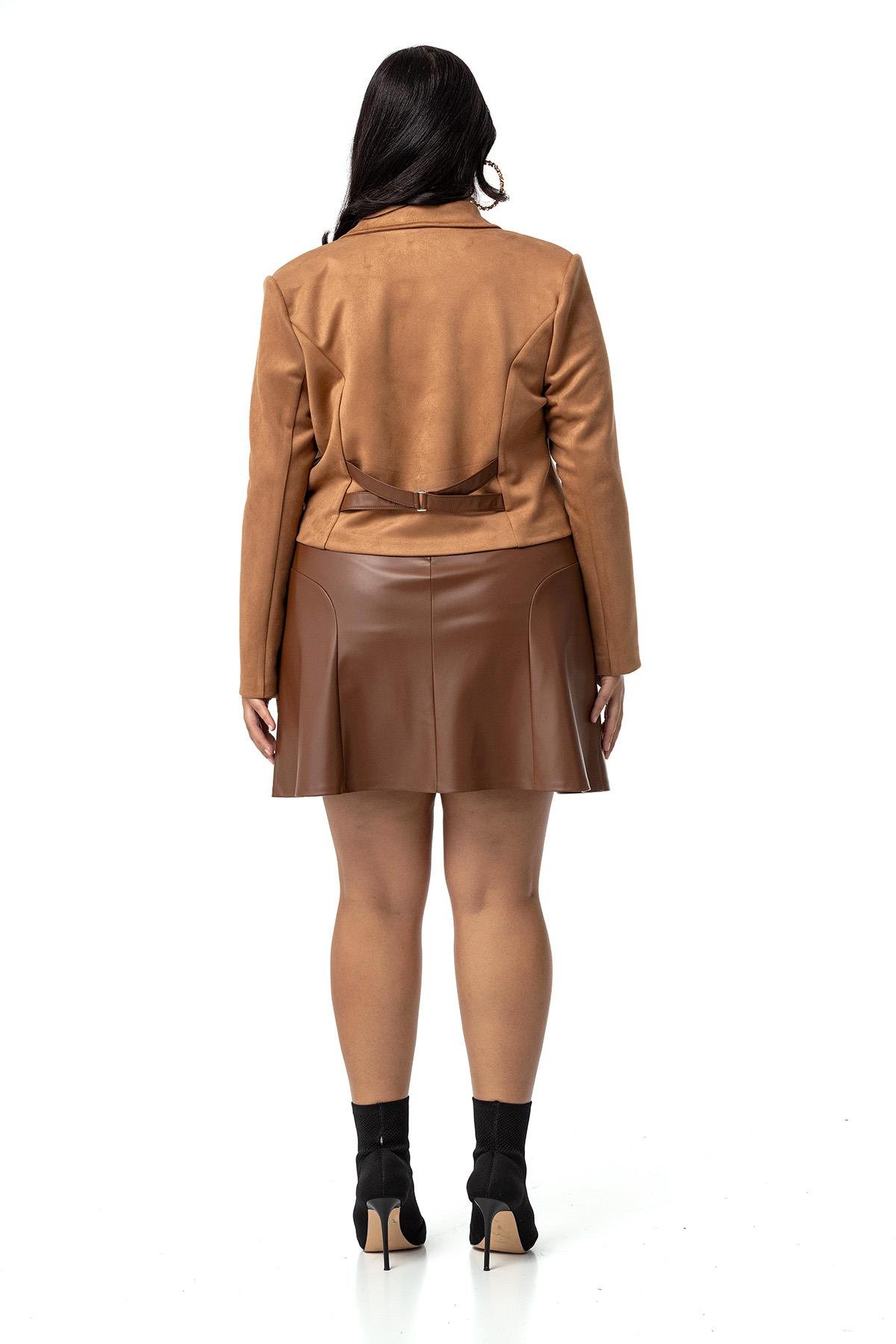 CeketDisentis Modest Büyük Beden Sırtta Deri Çapraz Bant Detaylı Yarım Kuşaklı Kısa Süet Kahverengi CeketDISENTIS MODESTBüyük Beden Sırtta Deri Çapraz Bant Detaylı Yarım Kuşaklı Kısa Süet Kahverengi Ceket