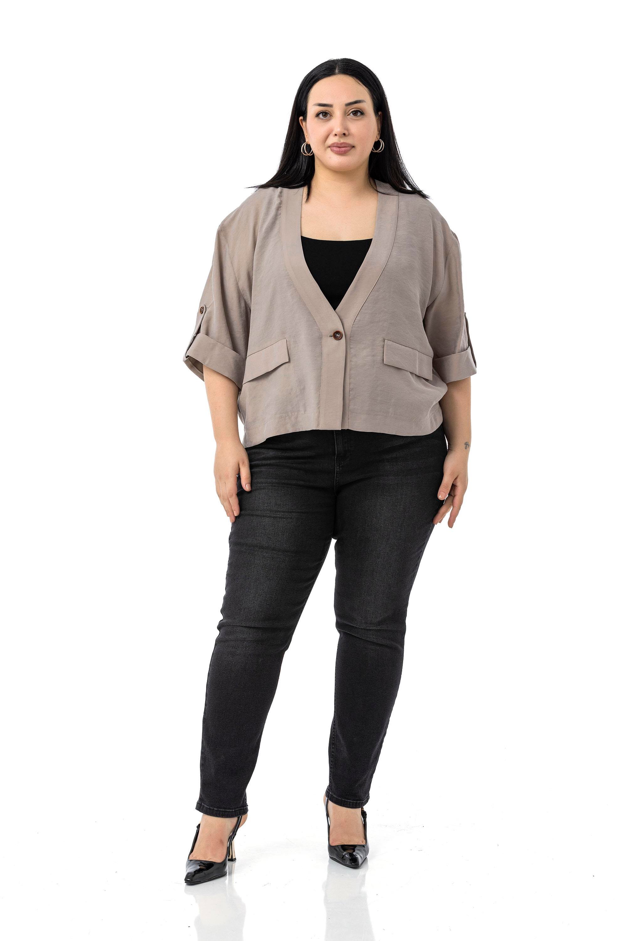 JacketsDisentis Modest Büyük Beden Tek Düğmeli Düşük Yarım Kollu Apoletli Cepli Kısa Vizon CeketDISENTIS MODESTBüyük Beden Tek Düğmeli Düşük Yarım Kollu Apoletli Cepli Kısa Vizon Ceket