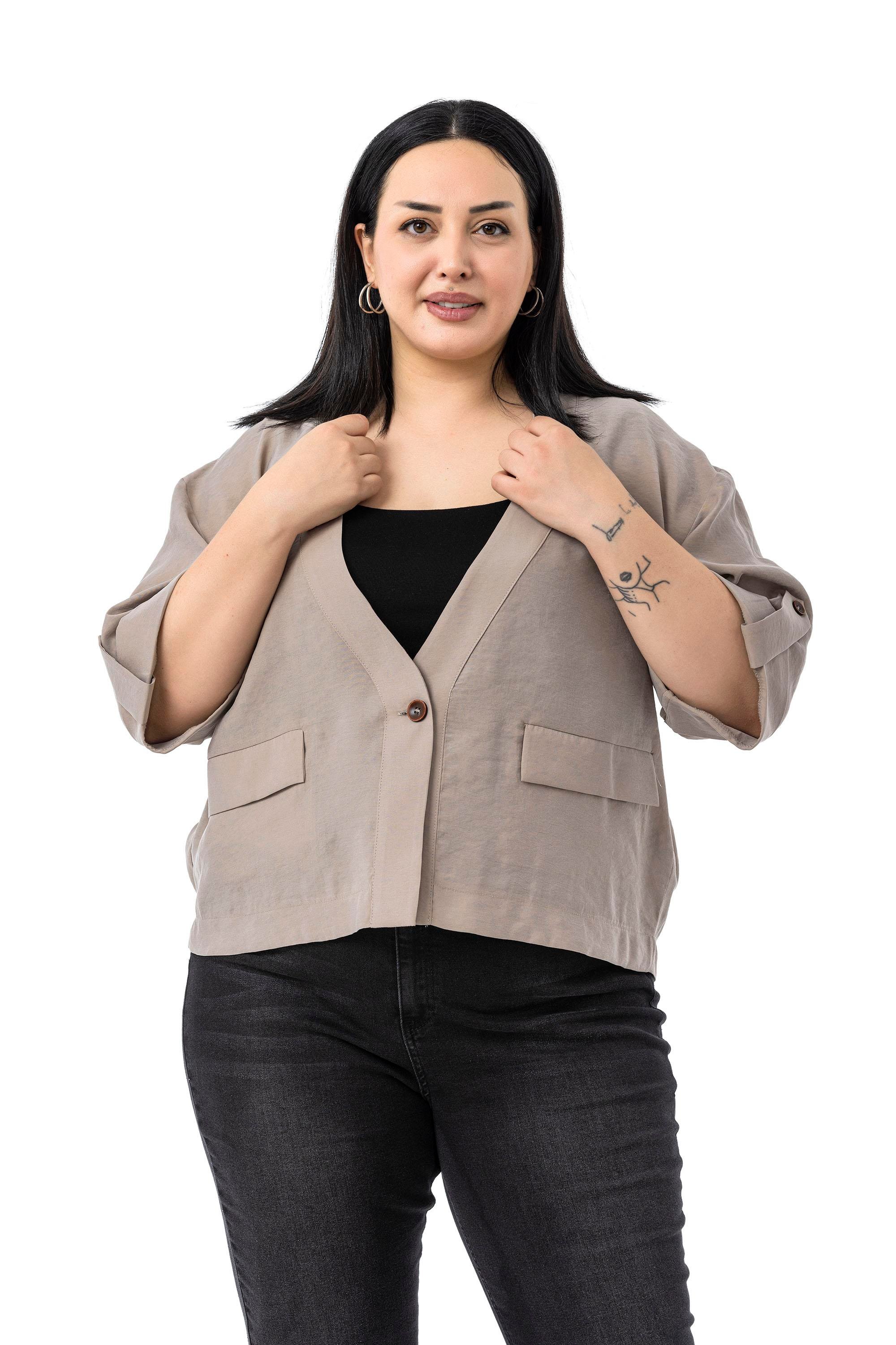 JacketsDisentis Modest Büyük Beden Tek Düğmeli Düşük Yarım Kollu Apoletli Cepli Kısa Vizon CeketDISENTIS MODESTBüyük Beden Tek Düğmeli Düşük Yarım Kollu Apoletli Cepli Kısa Vizon Ceket