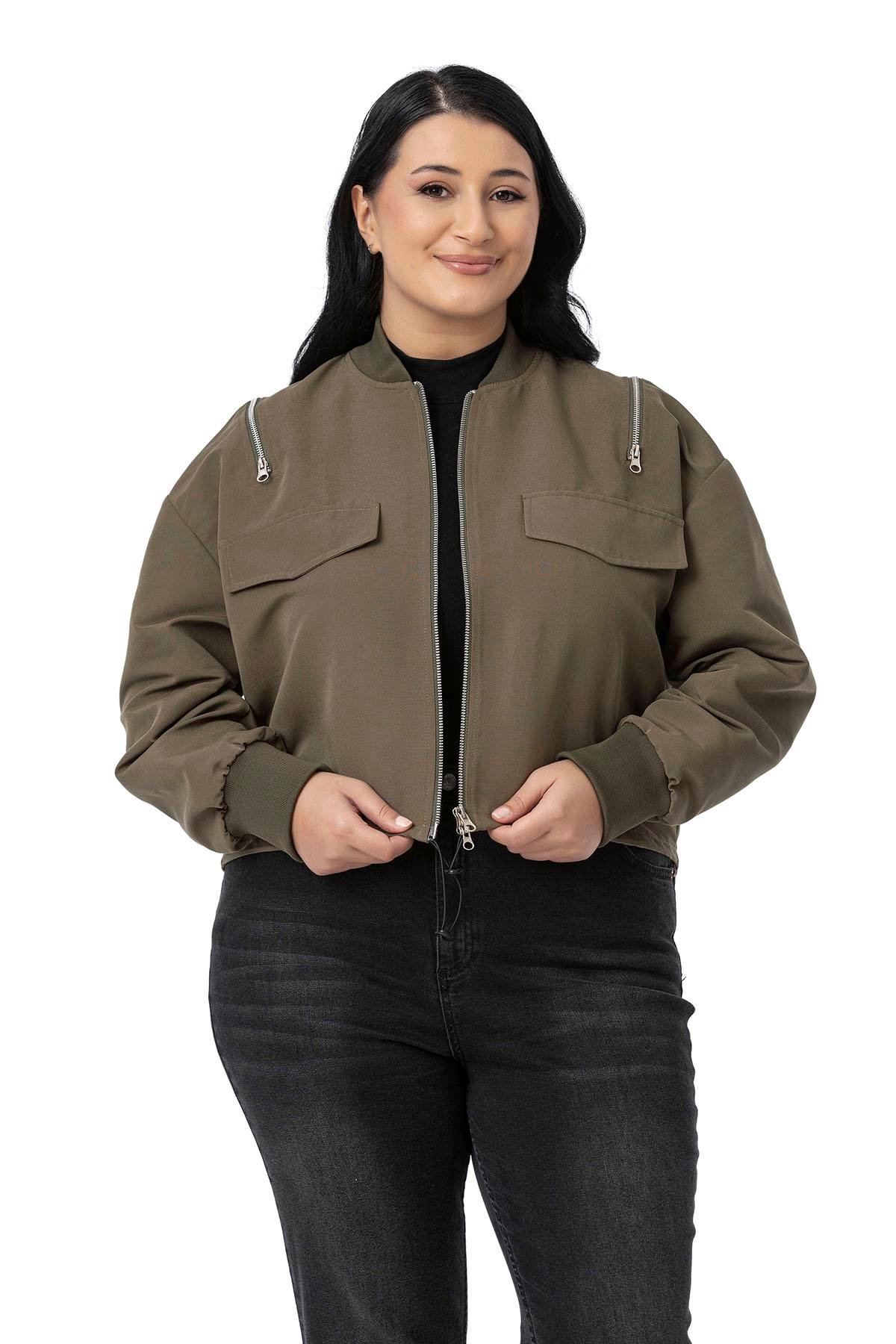 JacketsDisentis Modest Büyük Beden Yakası ve Kol Ağzı Ribanalı Fermuar Detaylı Haki Bomber CeketDISENTIS MODESTBüyük Beden Yakası ve Kol Ağzı Ribanalı Fermuar Detaylı Haki Bomber Ceket