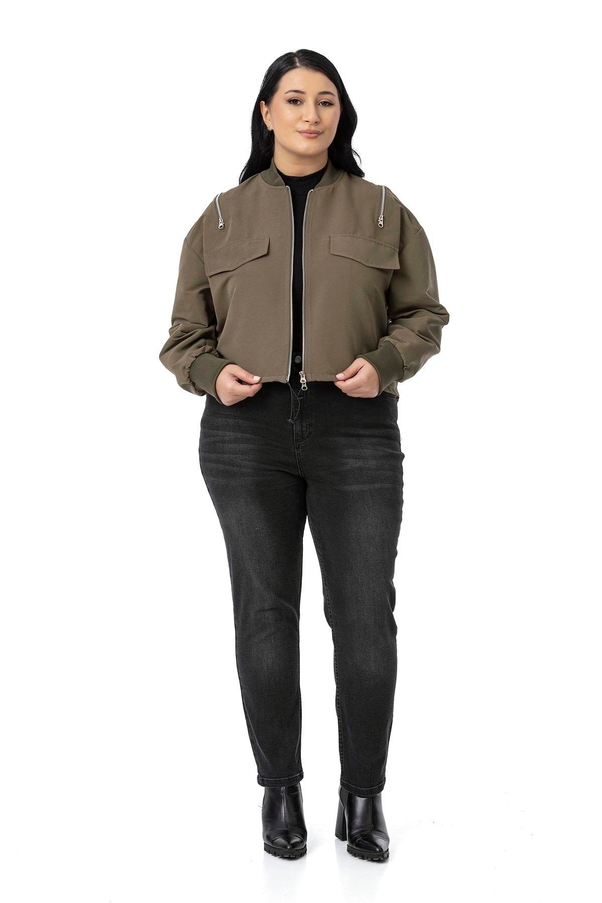 JacketsDisentis Modest Büyük Beden Yakası ve Kol Ağzı Ribanalı Fermuar Detaylı Haki Bomber CeketDISENTIS MODESTBüyük Beden Yakası ve Kol Ağzı Ribanalı Fermuar Detaylı Haki Bomber Ceket