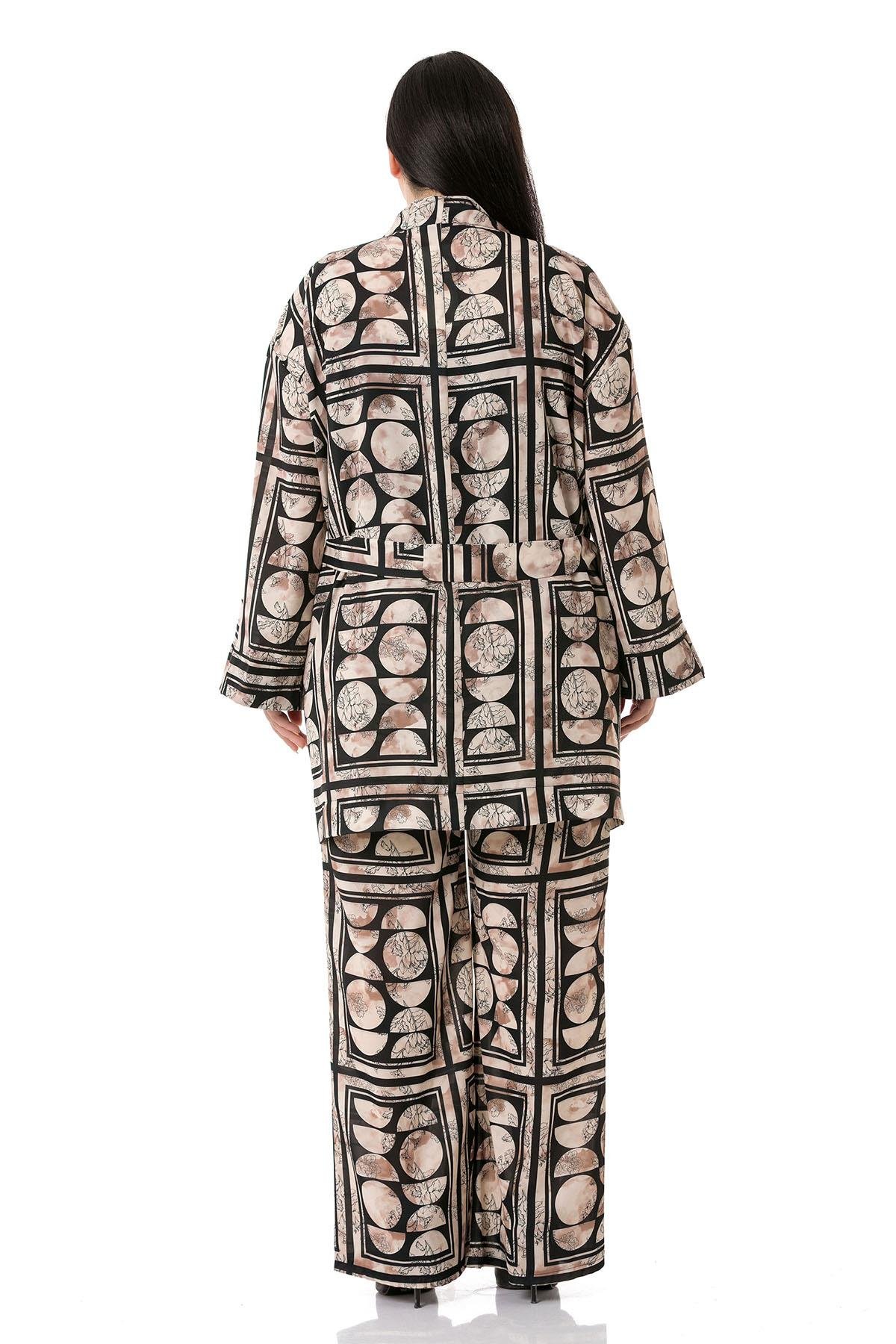 Ceket|Pantolon TakımlarDisentis Modest Karışık Desenli Kuşaklı Bluz ve Pantolon İkili Takım DISENTIS MODESTBüyük Beden Karışık Desenli Kuşaklı Bluz ve Pantolon İkili Takım 