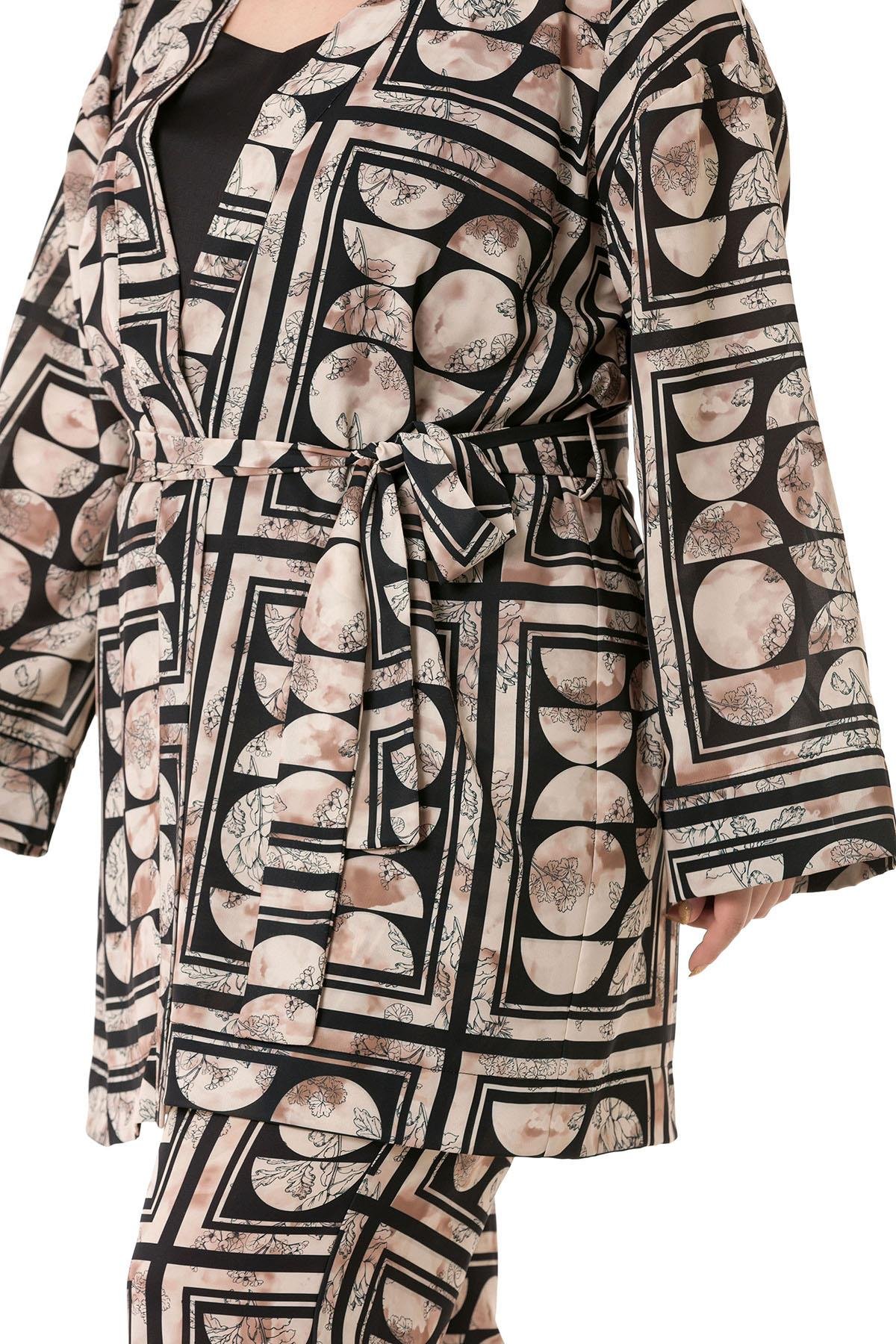 Ceket|Pantolon TakımlarDisentis Modest Karışık Desenli Kuşaklı Bluz ve Pantolon İkili Takım DISENTIS MODESTBüyük Beden Karışık Desenli Kuşaklı Bluz ve Pantolon İkili Takım 