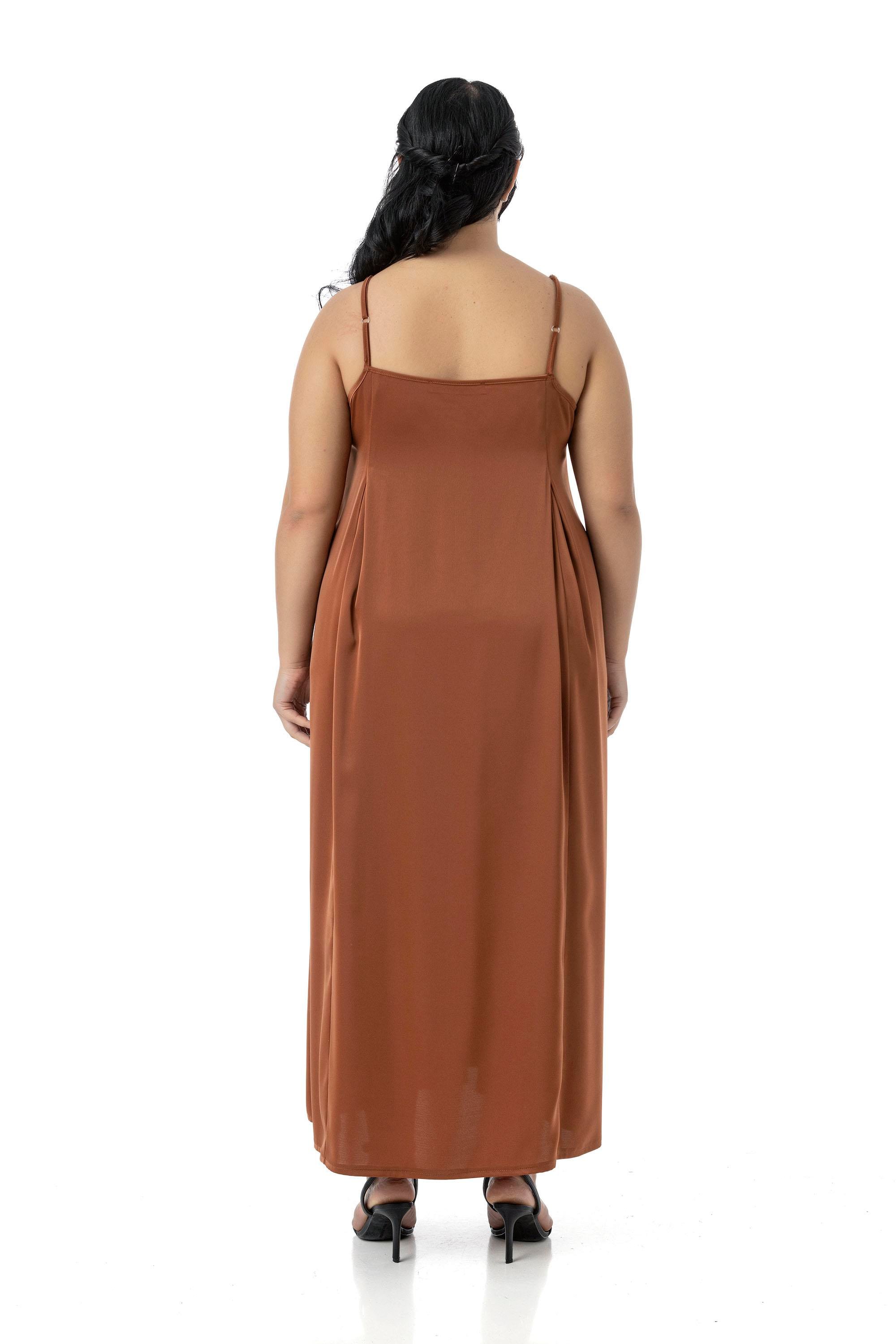 ELBİSEDisentis Modest Büyük Beden Ayarlanabilir İnce Askılı Derin Plikaşe Detaylı Yırtmaçlı Saten Uzun Tarçın ElbiseDISENTIS MODESTBüyük Beden Ayarlanabilir İnce Askılı Derin Plikaşe Detaylı Yırtmaçlı Saten Uzun Tarçın Elbise