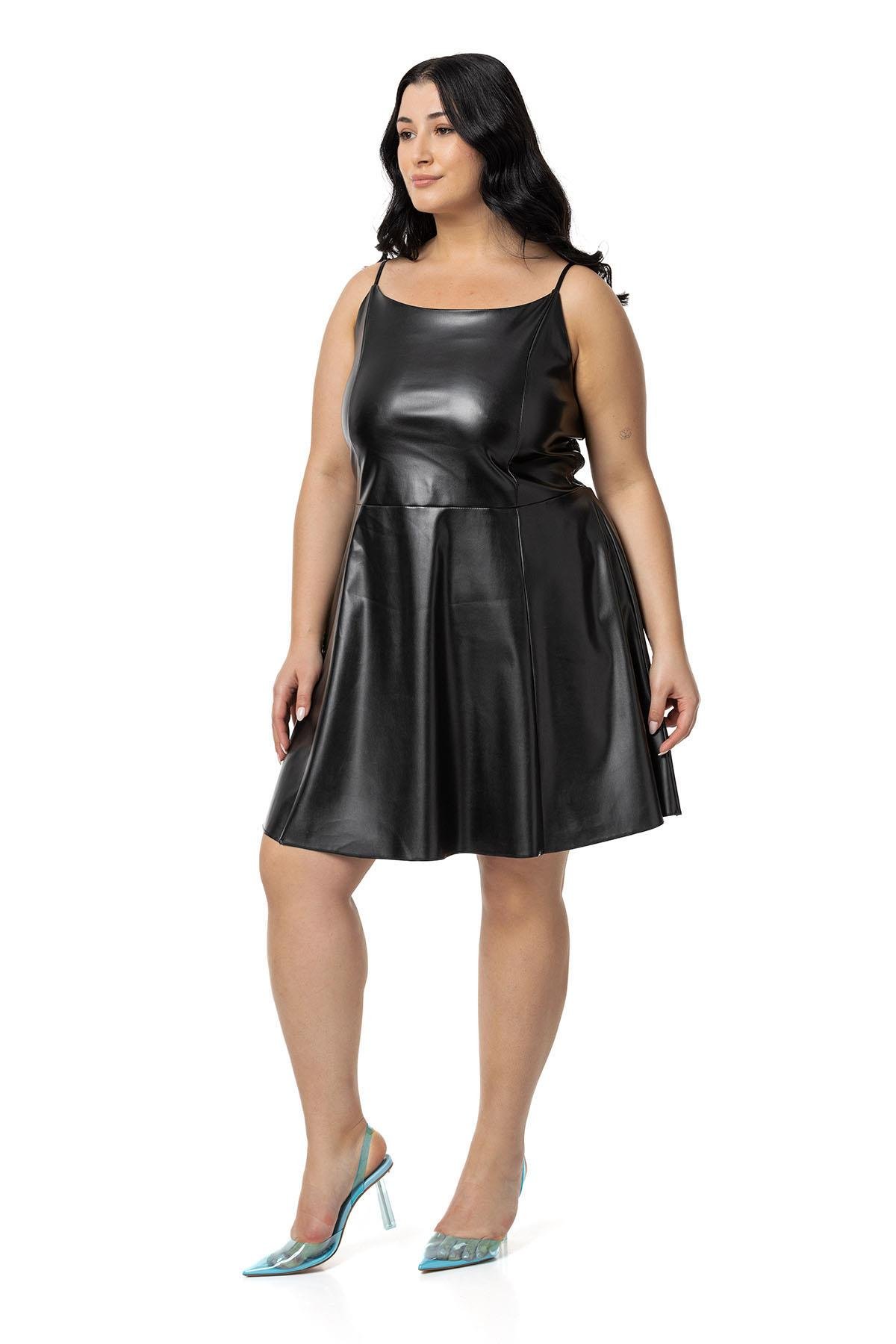 ELBİSEDisentis Modest Büyük Beden Ayarlanabilir İnce Askılı Sırtı Lastikli Deri Mini Siyah ElbiseDISENTIS MODESTBüyük Beden Ayarlanabilir İnce Askılı Sırtı Lastikli Deri Mini Siyah Elbise