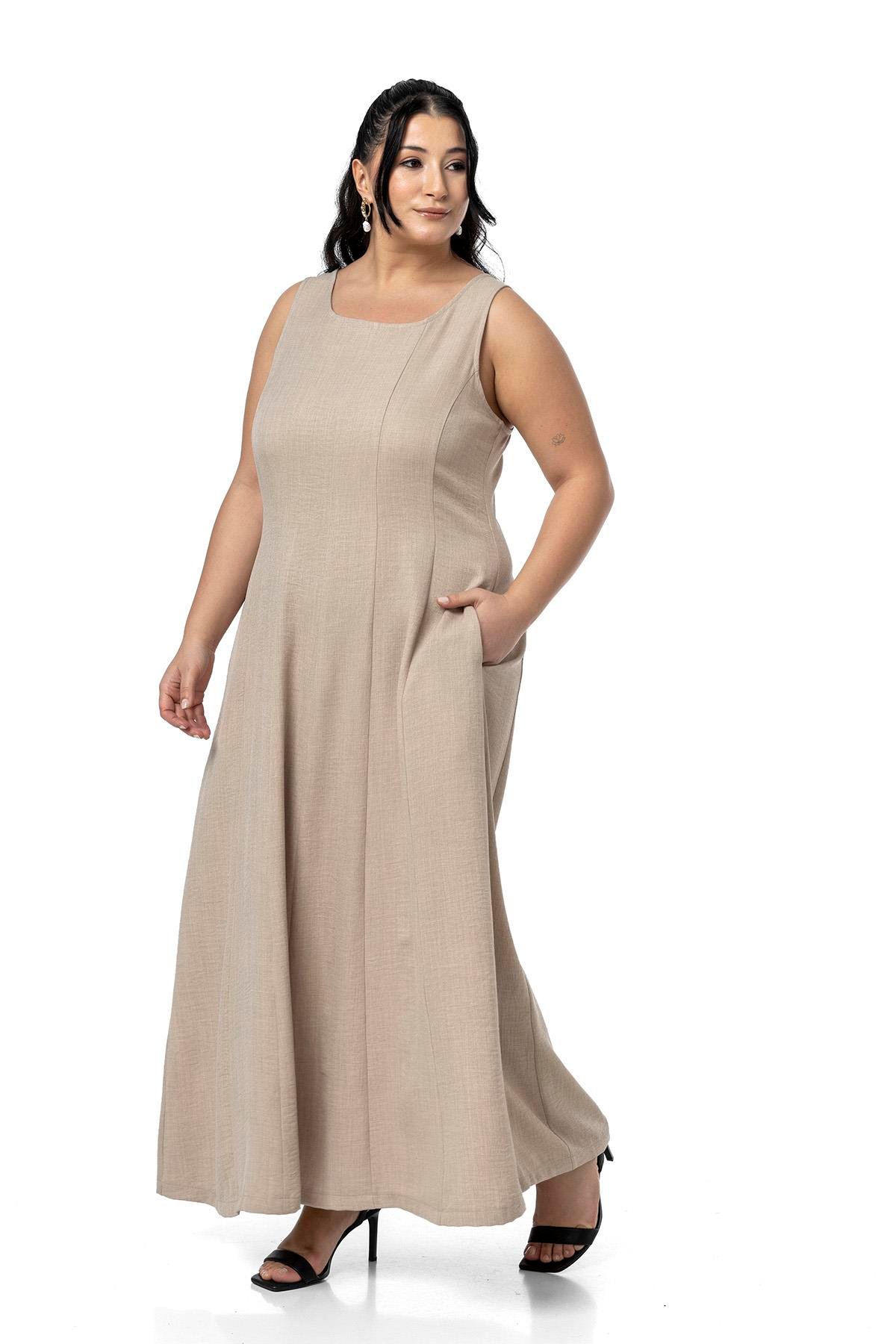 ELBİSEDisentis Modest Büyük Beden Sırtı Gipeli Yanlarda Cepli Kolsuz Uzun Bej Rengi Elbise  DISENTIS MODESTBüyük Beden Sırtı Gipeli Yanlarda Cepli Kolsuz Uzun Bej Rengi Elbise  