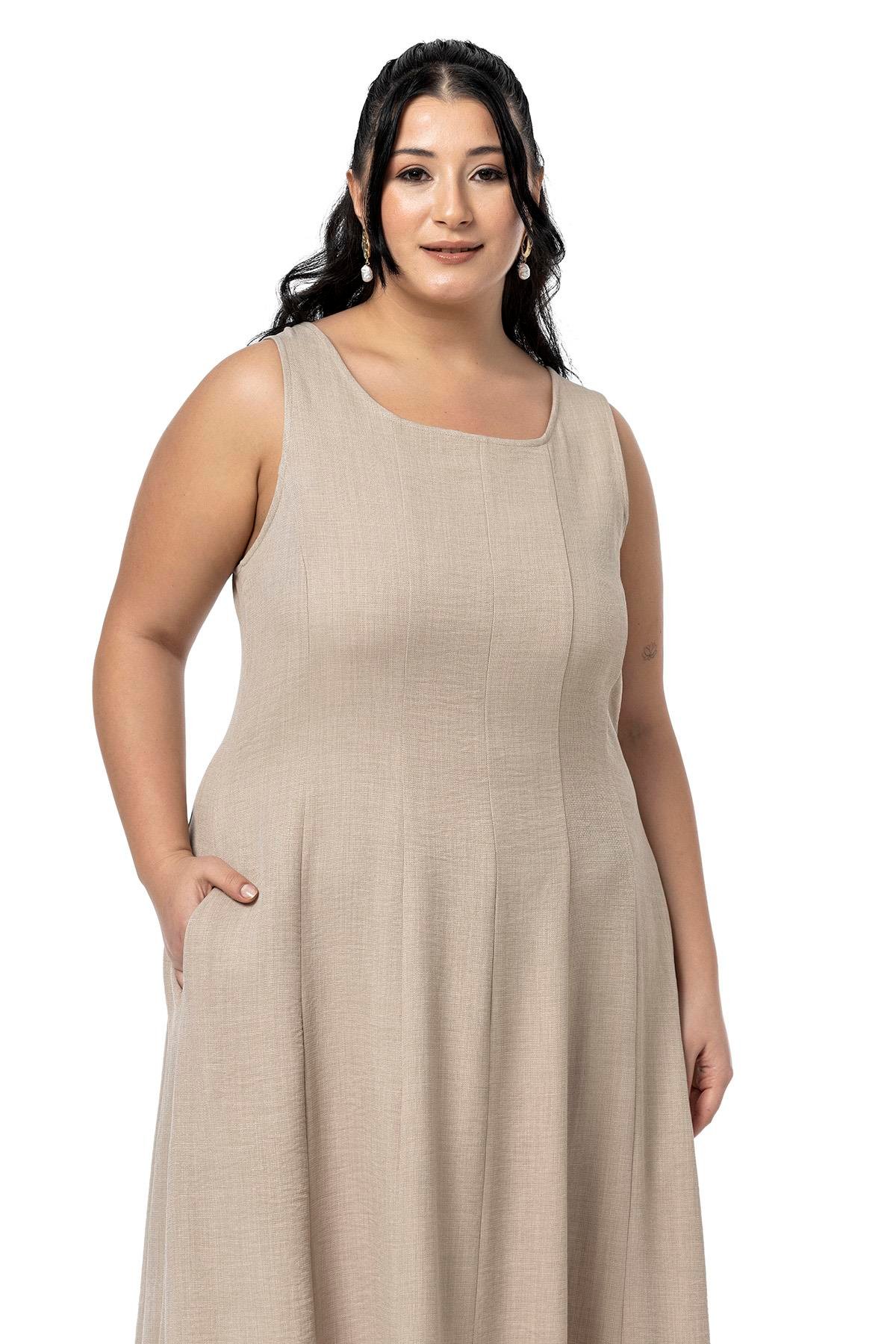 ELBİSEDisentis Modest Büyük Beden Sırtı Gipeli Yanlarda Cepli Kolsuz Uzun Bej Rengi Elbise  DISENTIS MODESTBüyük Beden Sırtı Gipeli Yanlarda Cepli Kolsuz Uzun Bej Rengi Elbise  