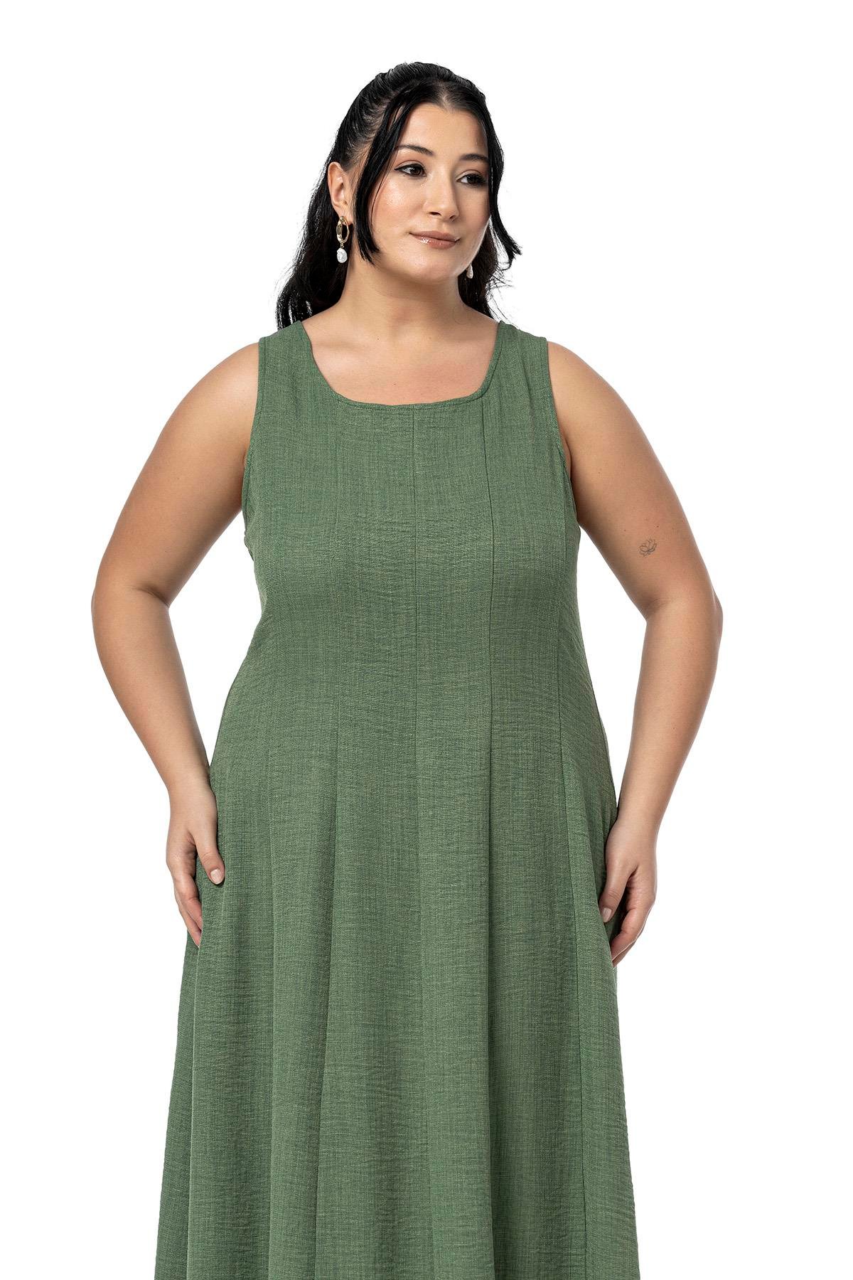 ELBİSEDisentis Modest Büyük Beden Sırtı Gipeli Yanlarda Cepli Kolsuz Uzun Haki Elbise  DISENTIS MODESTBüyük Beden Sırtı Gipeli Yanlarda Cepli Kolsuz Uzun Haki Elbise  