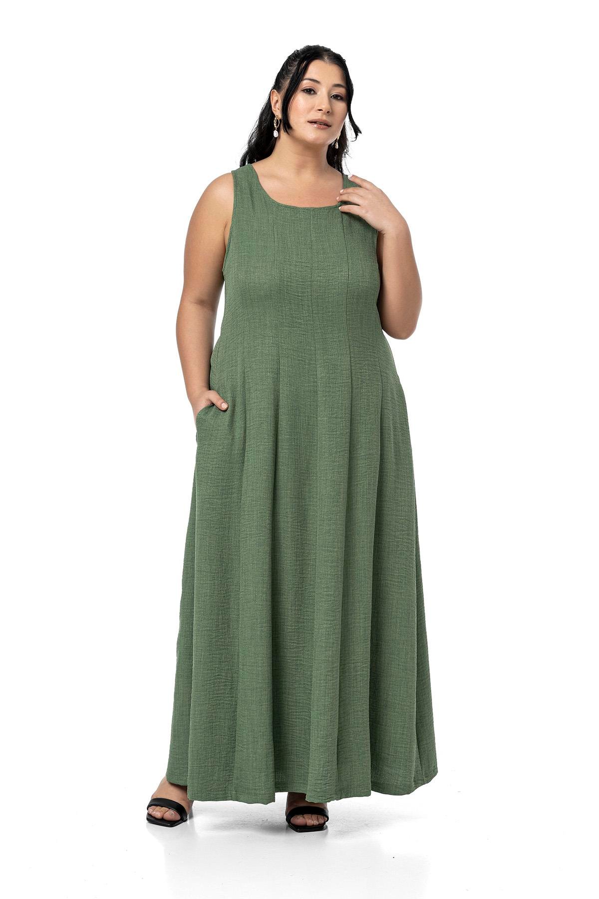 ELBİSEDisentis Modest Büyük Beden Sırtı Gipeli Yanlarda Cepli Kolsuz Uzun Haki Elbise  DISENTIS MODESTBüyük Beden Sırtı Gipeli Yanlarda Cepli Kolsuz Uzun Haki Elbise  