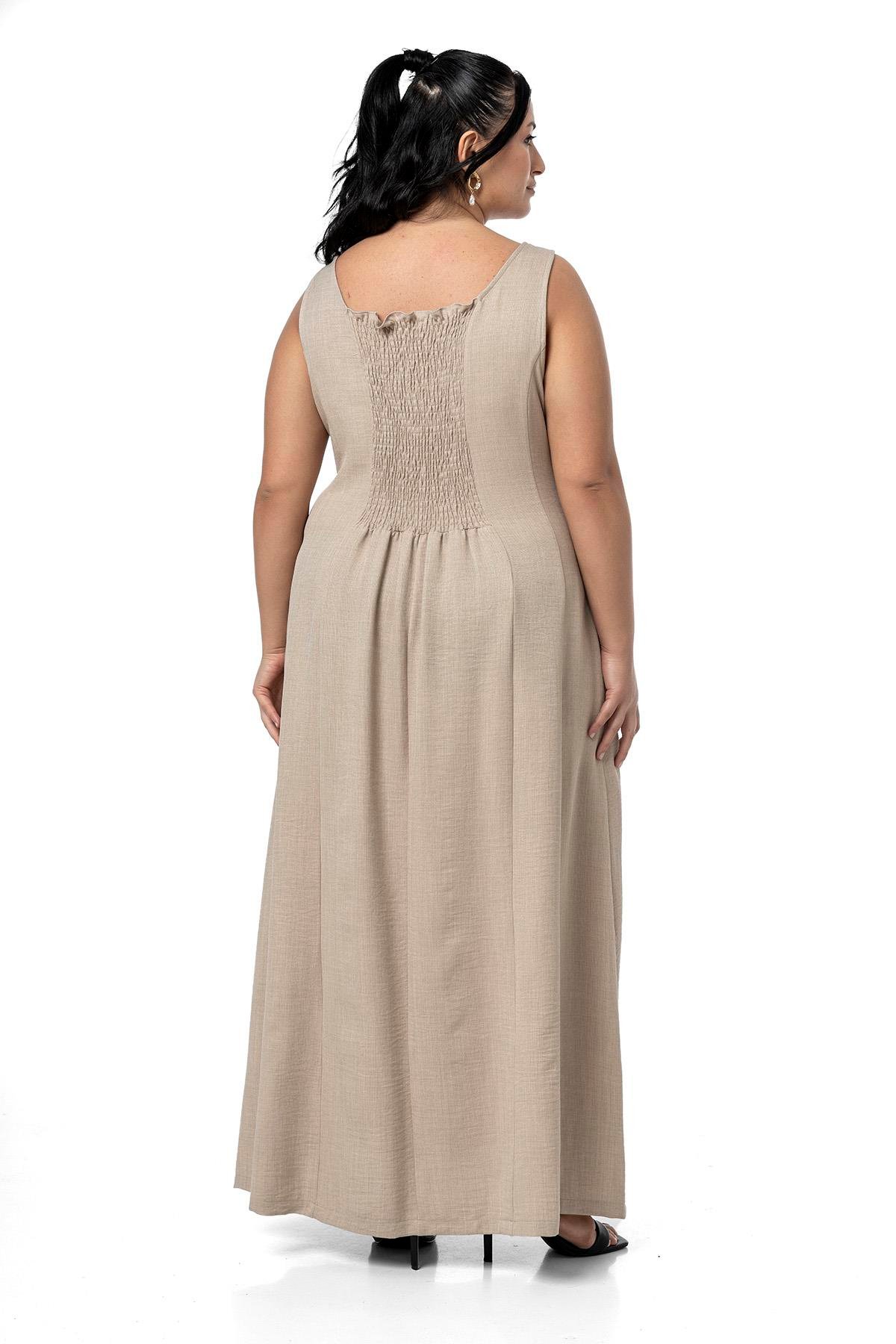 ELBİSEDisentis Modest Büyük Beden Sırtı Gipeli Yanlarda Cepli Kolsuz Uzun Bej Rengi Elbise  DISENTIS MODESTBüyük Beden Sırtı Gipeli Yanlarda Cepli Kolsuz Uzun Bej Rengi Elbise  