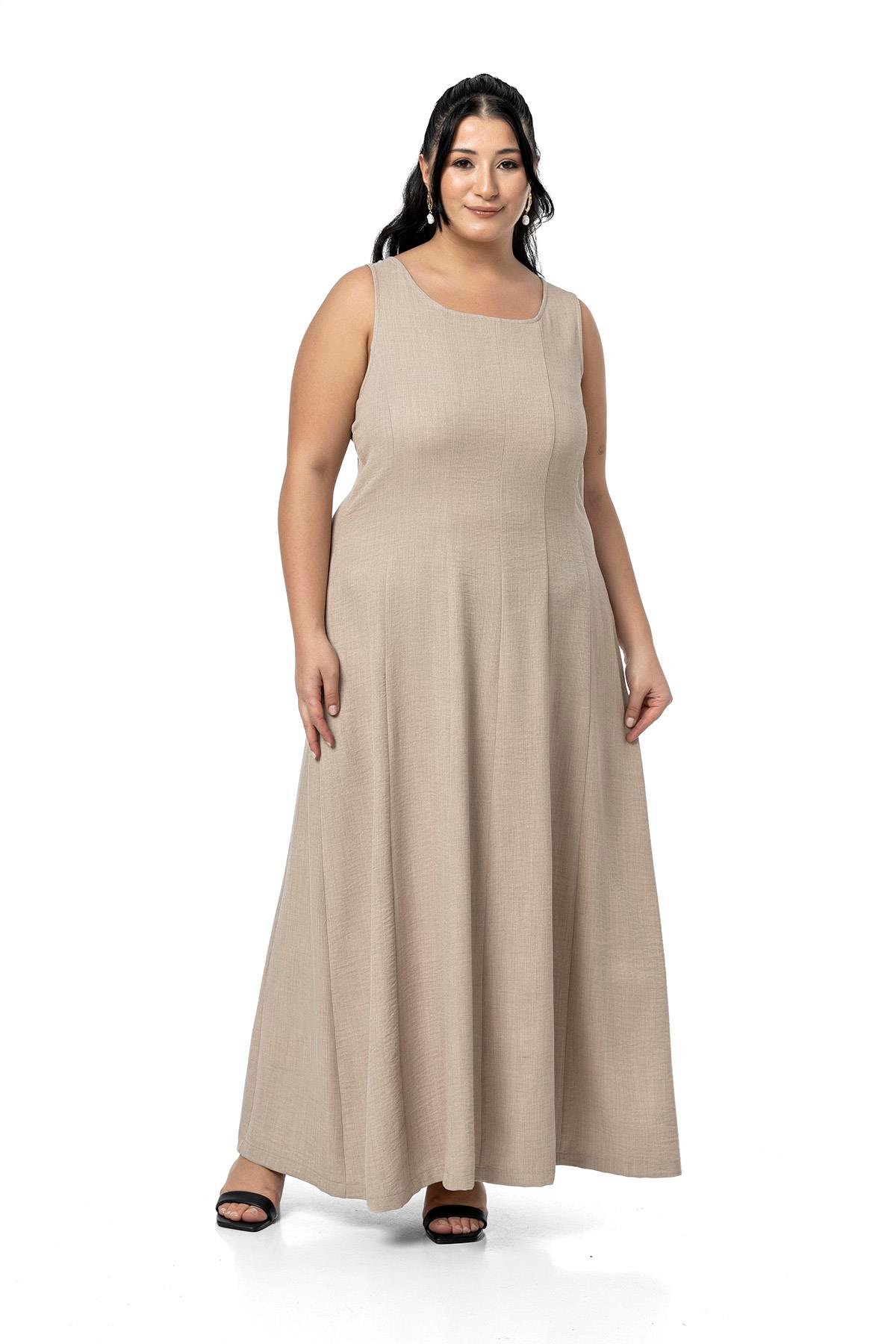 ELBİSEDisentis Modest Büyük Beden Sırtı Gipeli Yanlarda Cepli Kolsuz Uzun Bej Rengi Elbise  DISENTIS MODESTBüyük Beden Sırtı Gipeli Yanlarda Cepli Kolsuz Uzun Bej Rengi Elbise  