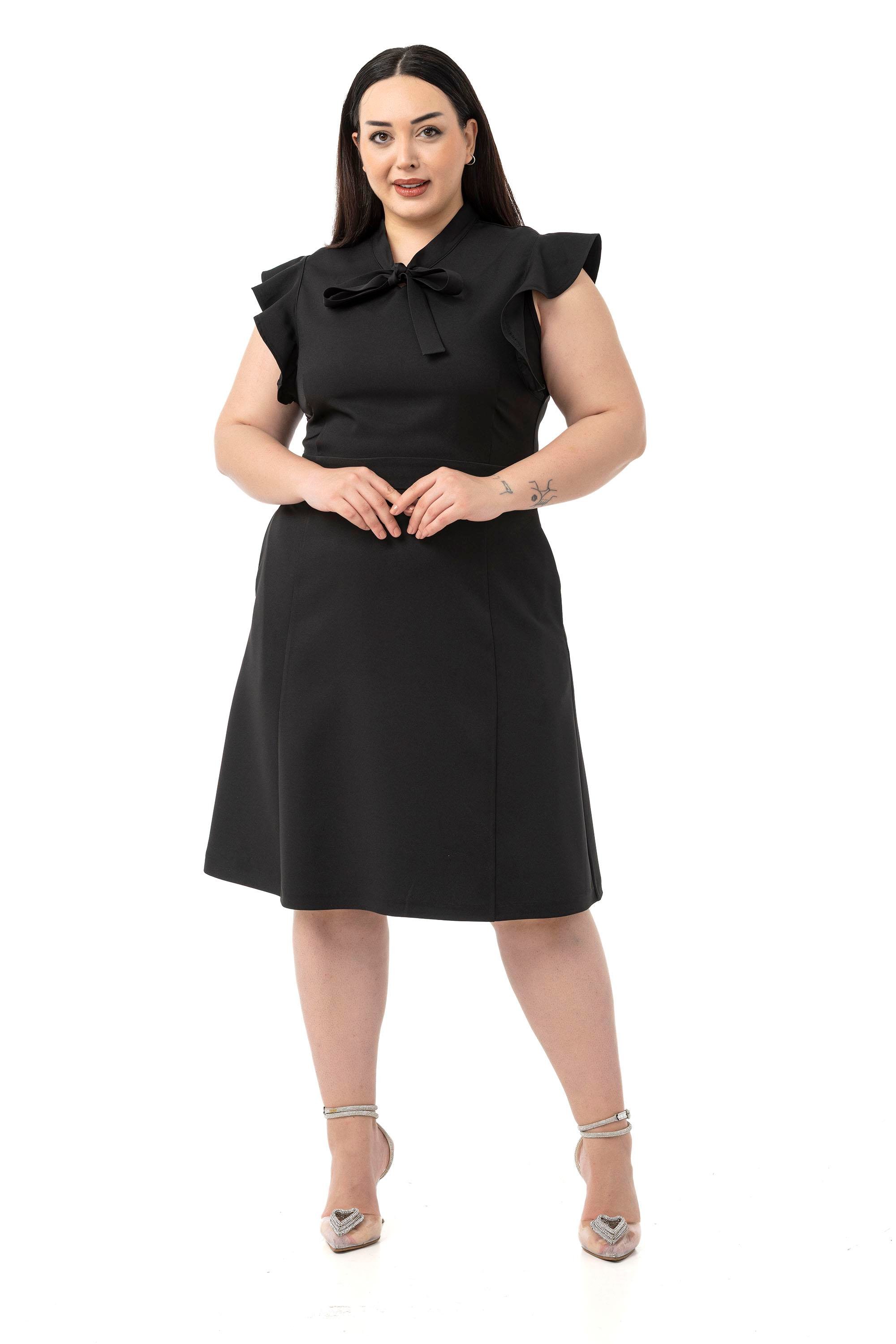 ELBİSEDisentis Modest Büyük Beden Yakası Fularlı Kolları Volanlı Midi Siyah Elbise DISENTIS MODESTBüyük Beden Yakası Fularlı Kolları Volanlı Midi Siyah Elbise 