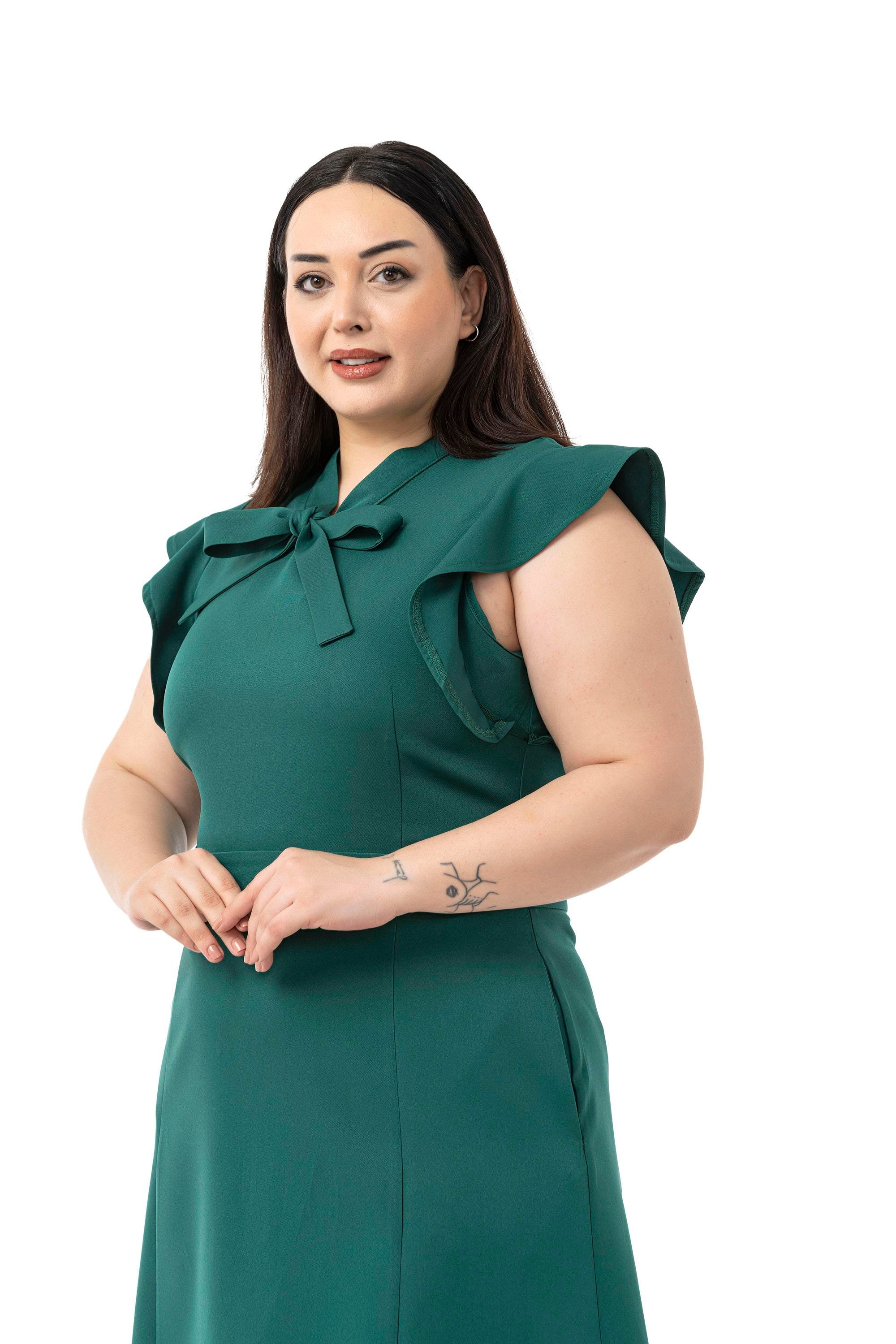 ELBİSEDisentis Modest Büyük Beden Yakası Fularlı Kolları Volanlı Midi Zümrüt Yeşili Elbise DISENTIS MODESTBüyük Beden Yakası Fularlı Kolları Volanlı Midi Zümrüt Yeşili Elbise 