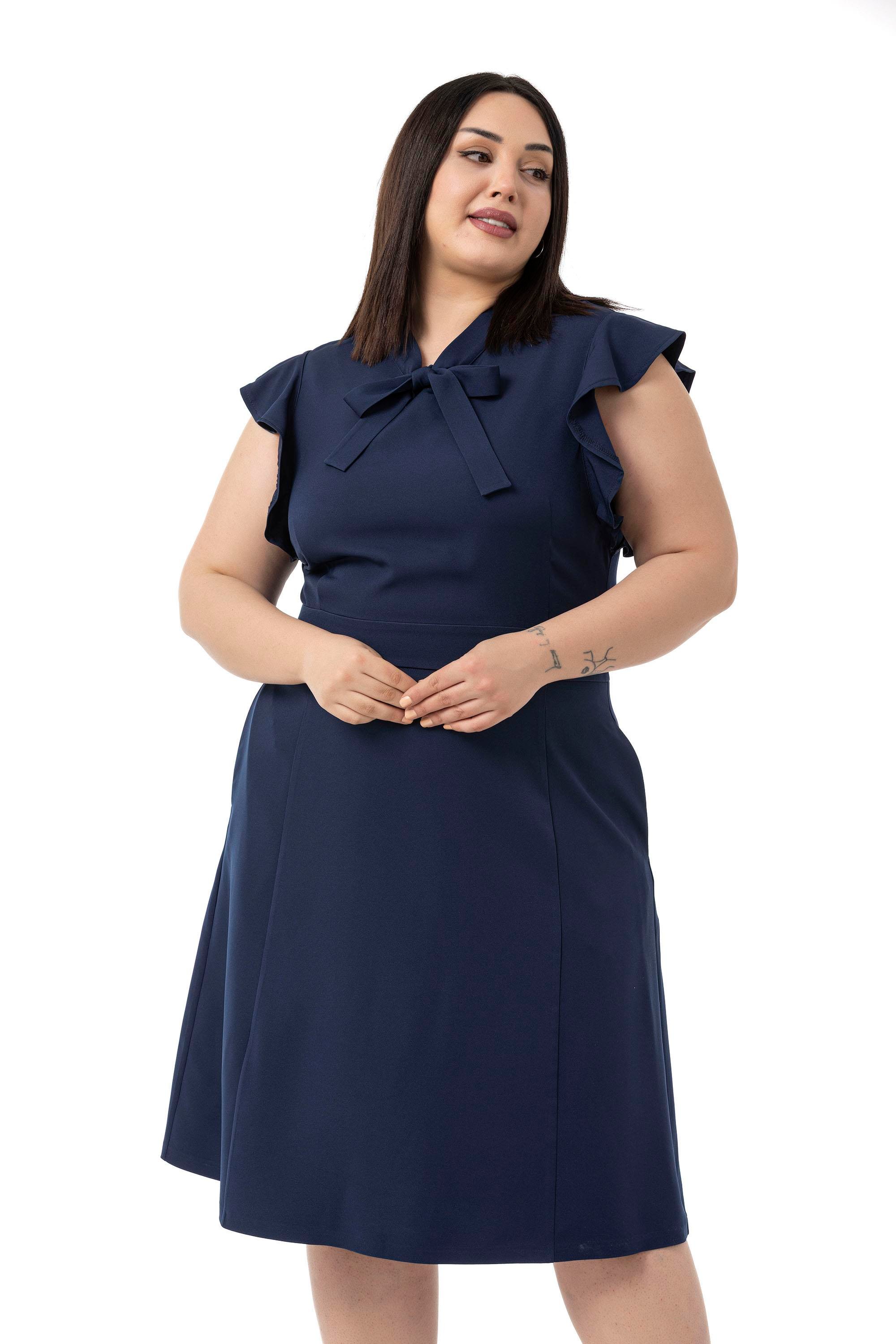 ELBİSEDisentis Modest Büyük Beden Yakası Fularlı Kolları Volanlı Midi Lacivert Elbise DISENTIS MODESTBüyük Beden Yakası Fularlı Kolları Volanlı Midi Lacivert Elbise 