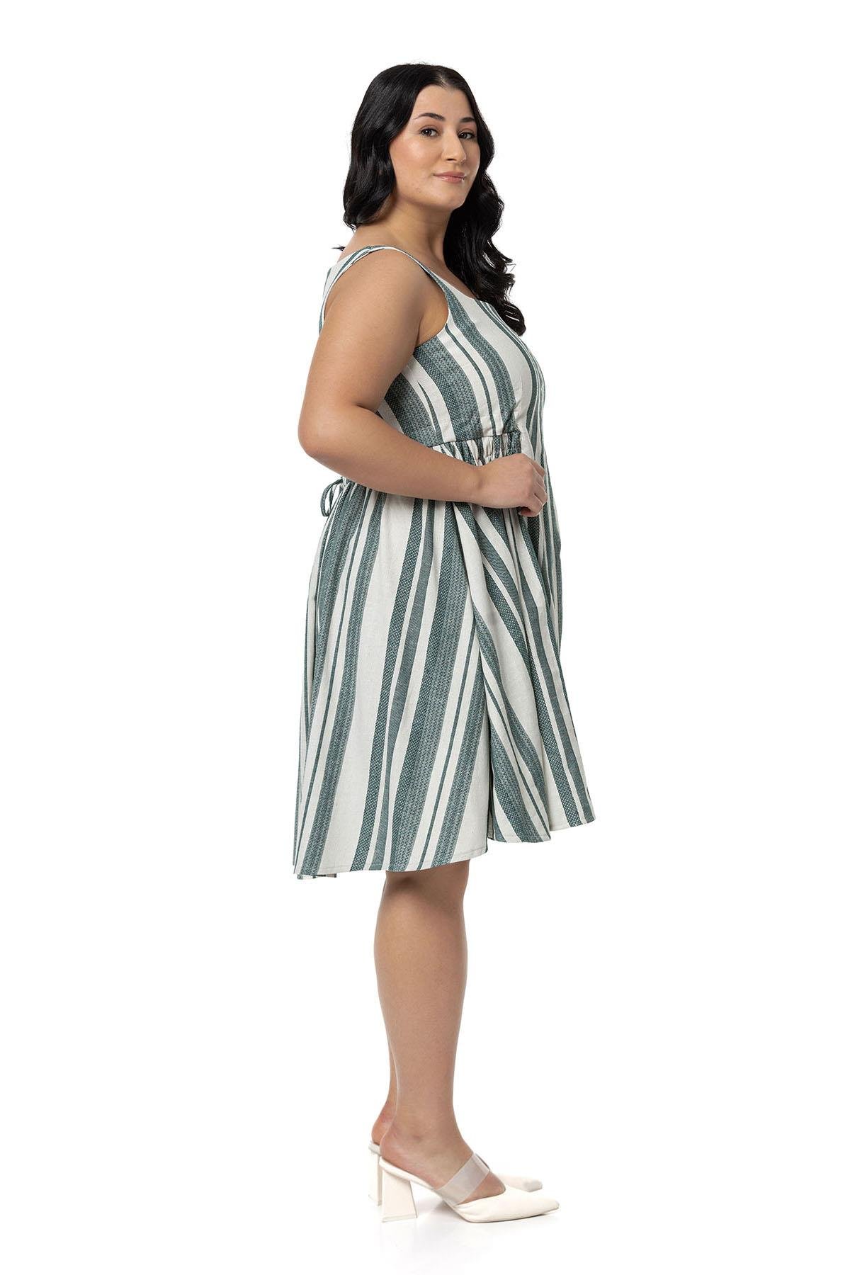 ELBİSEDisentis Modest Büyük Beden Yanlarda Büzgü ve Arkada Bağlama Detaylı Keten Mini Yeşil Elbise DISENTIS MODESTBüyük Beden Yanlarda Büzgü ve Arkada Bağlama Detaylı Keten Mini Yeşil Elbise 