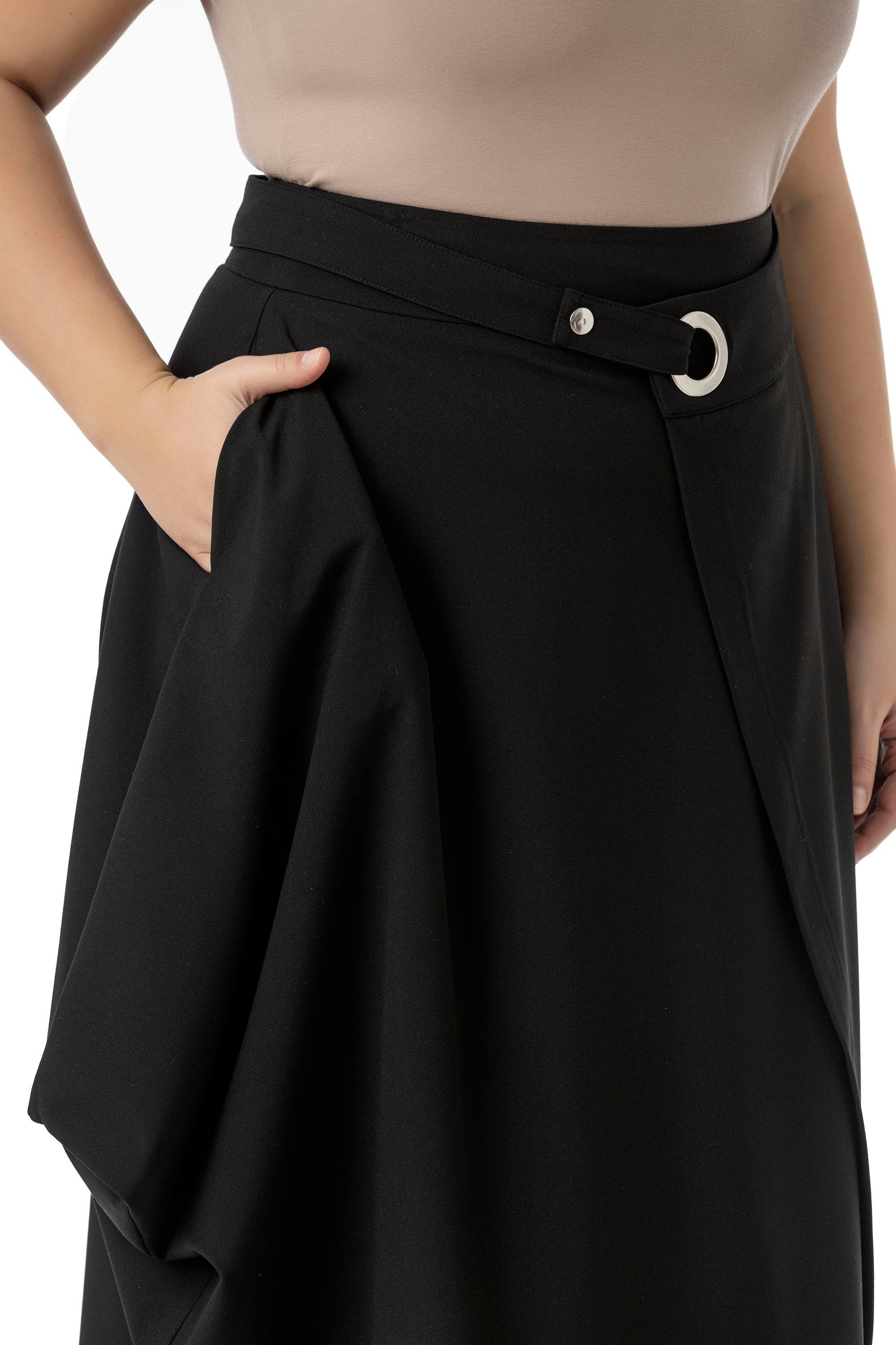 SkirtsDisentis Modest Büyük Beden Asimetrik Kesim Kuşgözü Detaylı Tek Cepli Midi Siyah EtekDISENTIS MODESTBüyük Beden Asimetrik Kesim Kuşgözü Detaylı Tek Cepli Midi Siyah Etek