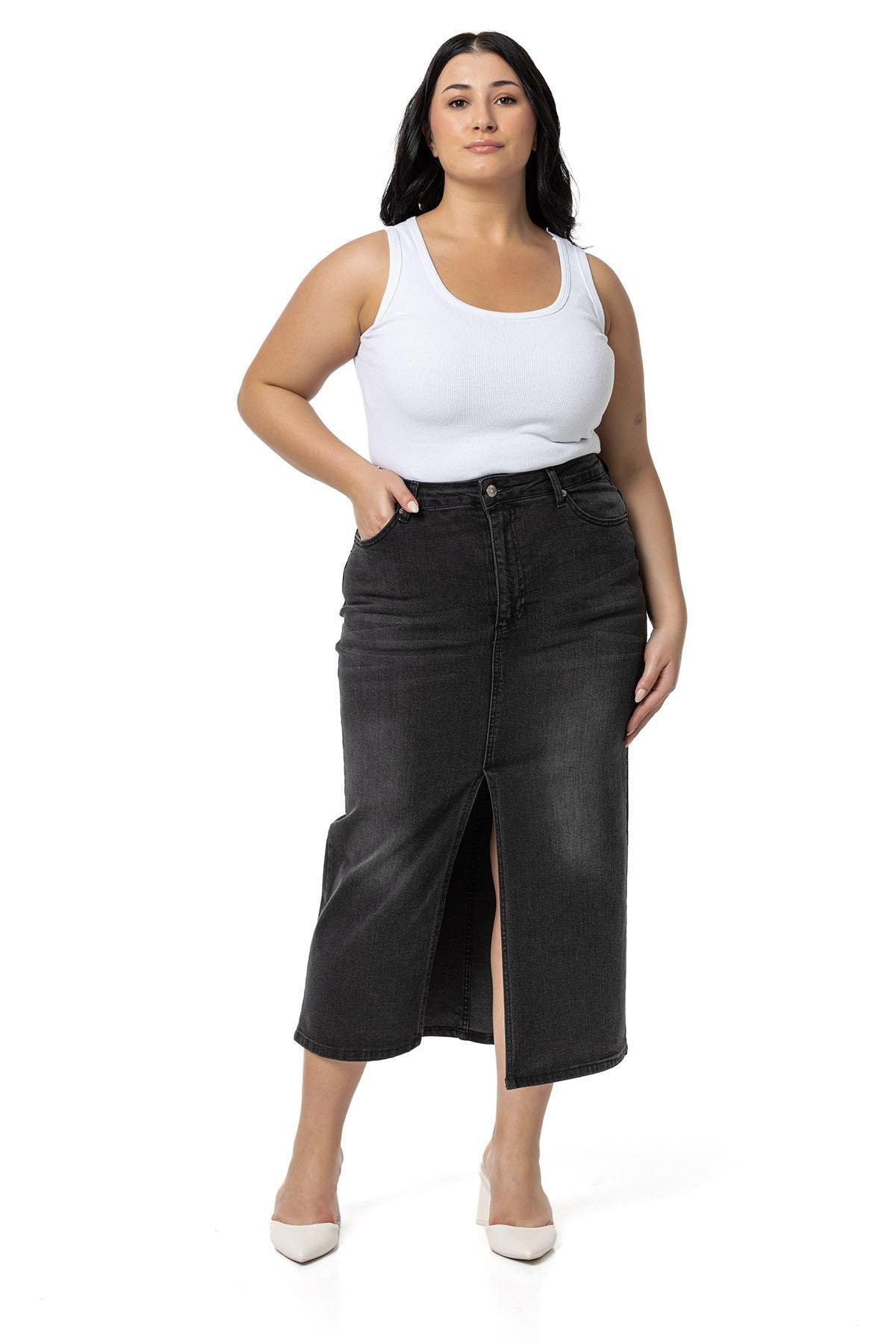 EtekDisentis Modest Büyük Beden Önden Yırtmaç Detaylı Beş Cepli Midi Denim Siyah EtekDISENTIS MODESTBüyük Beden Önden Yırtmaç Detaylı Beş Cepli Midi Denim Siyah Etek