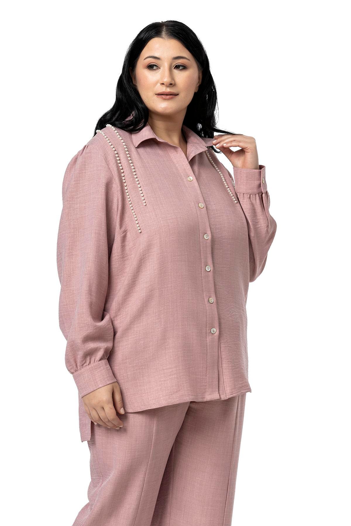 Gömlek | Pantolon TakımlarDisentis Modest Büyük Beden İnci Detaylı Gömlek Pantolon Pembe İkili TakımDISENTIS MODESTBüyük Beden İnci Detaylı Gömlek Pantolon Pembe İkili Takım