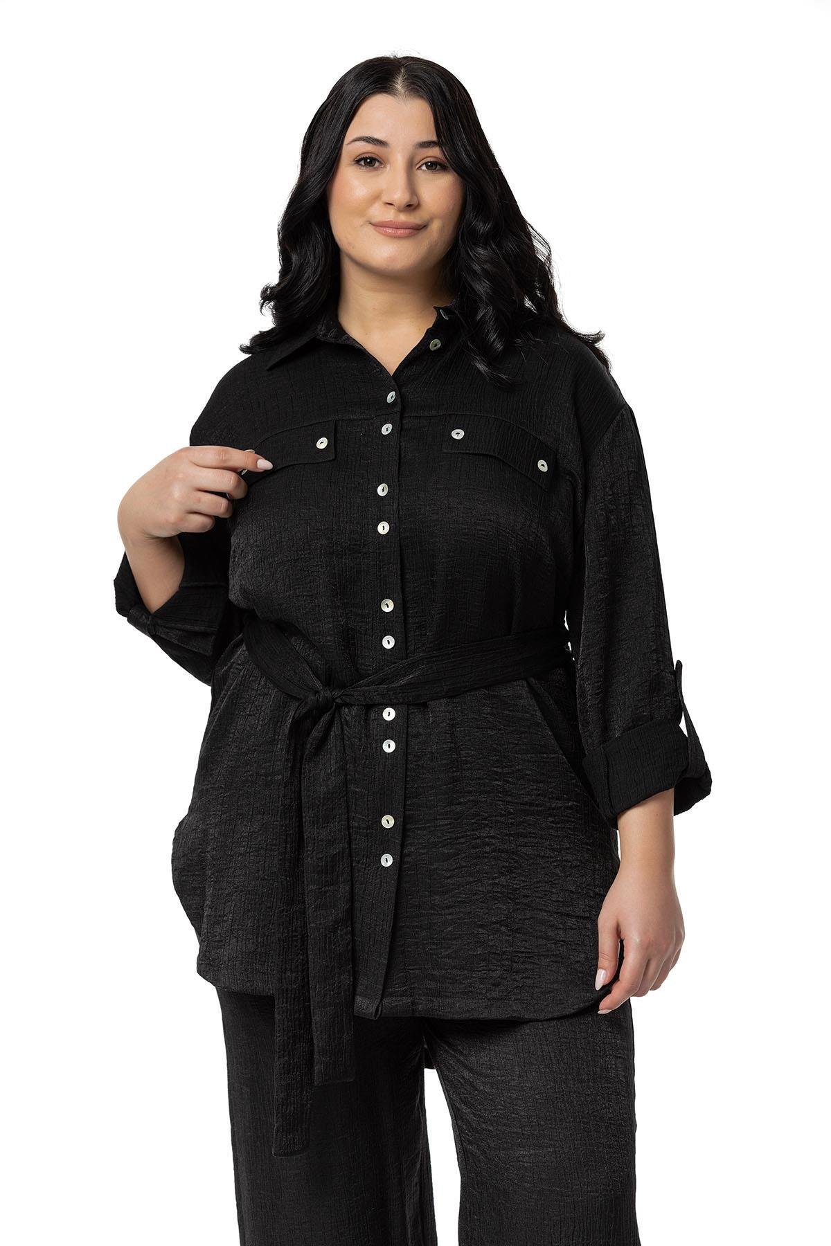 Gömlek | Pantolon TakımlarDisentis Modest Büyük Beden Pırıltılı Kumaş Gömlek Pantolon Siyah İkili TakımDISENTIS MODESTBüyük Beden Pırıltılı Kumaş Gömlek Pantolon Siyah İkili Takım
