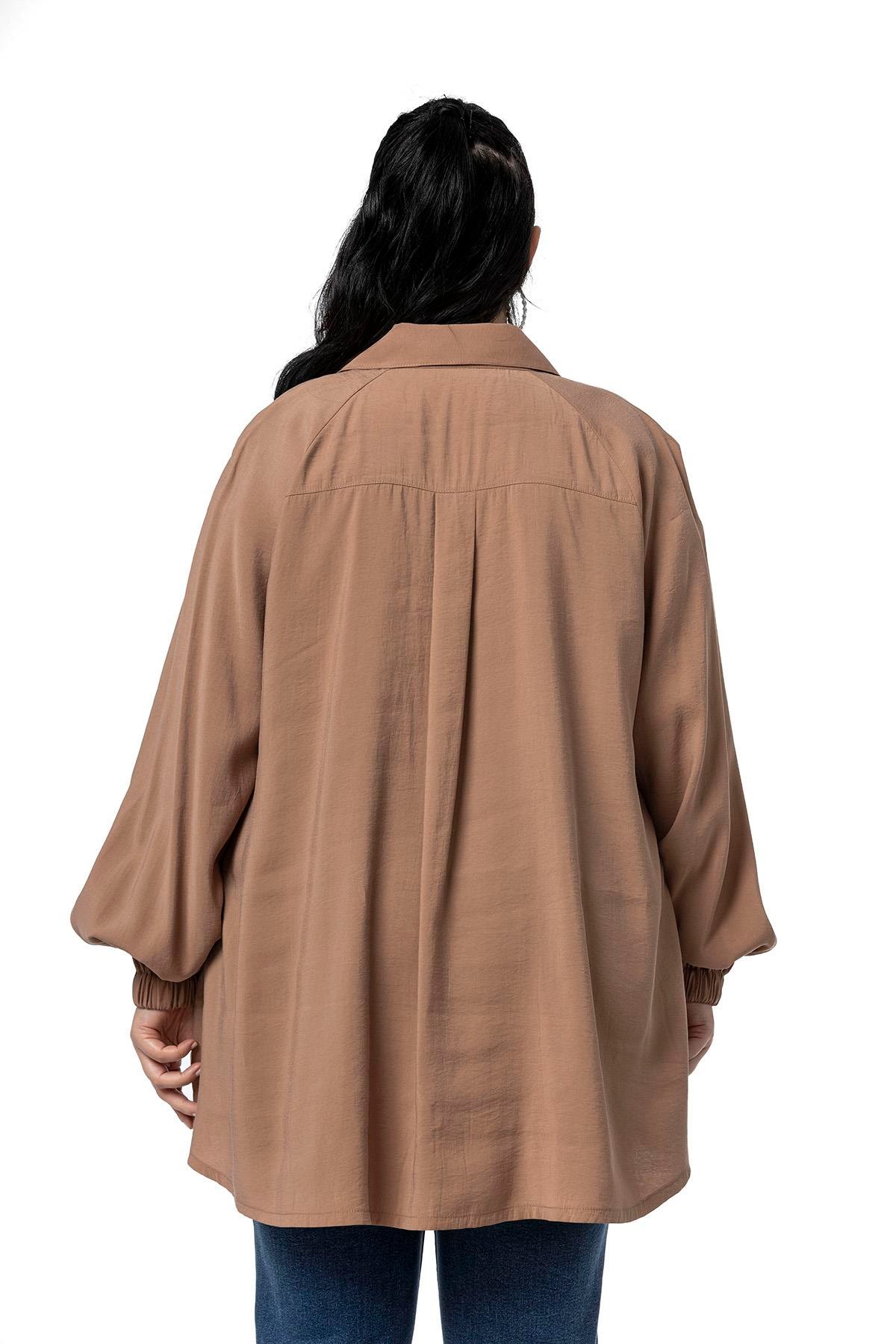 GömlekDisentis Modest Büyük Beden Kol Ağzı Lastikli Geniş Kesim Reglan Kol Vizon GömlekDISENTIS MODESTBüyük Beden Kol Ağzı Lastikli Geniş Kesim Reglan Kol Vizon Gömlek