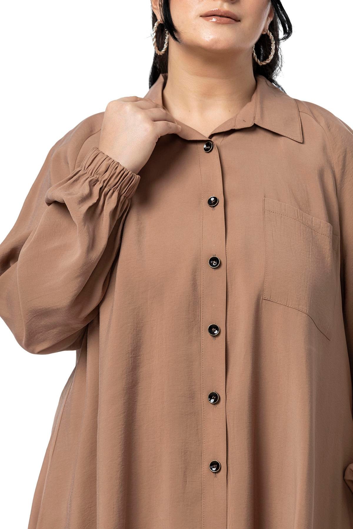 GömlekDisentis Modest Büyük Beden Kol Ağzı Lastikli Geniş Kesim Reglan Kol Vizon GömlekDISENTIS MODESTBüyük Beden Kol Ağzı Lastikli Geniş Kesim Reglan Kol Vizon Gömlek