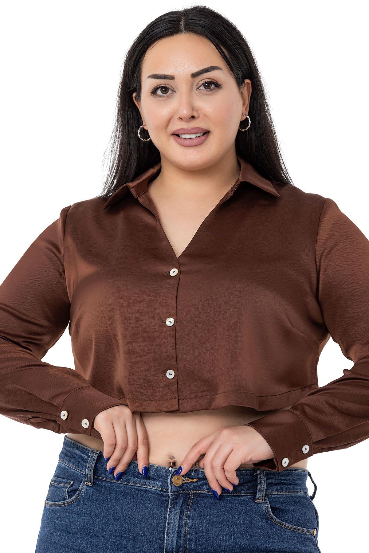 GömlekDISENTIS MODEST GENC BUYUK BEDEN SATEN CROP GOMLEKDISENTIS MODESTBüyük Beden Saten Manşetli Kahverengi Crop Gömlek