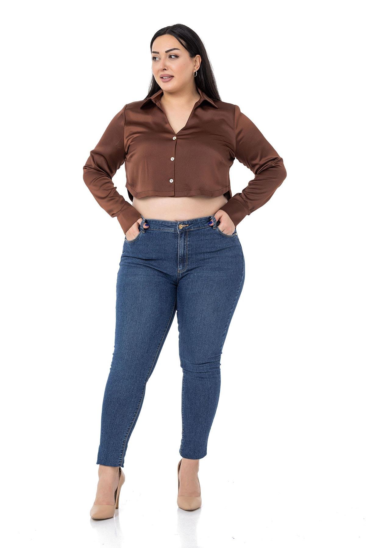 GömlekDISENTIS MODEST GENC BUYUK BEDEN SATEN CROP GOMLEKDISENTIS MODESTBüyük Beden Saten Manşetli Kahverengi Crop Gömlek