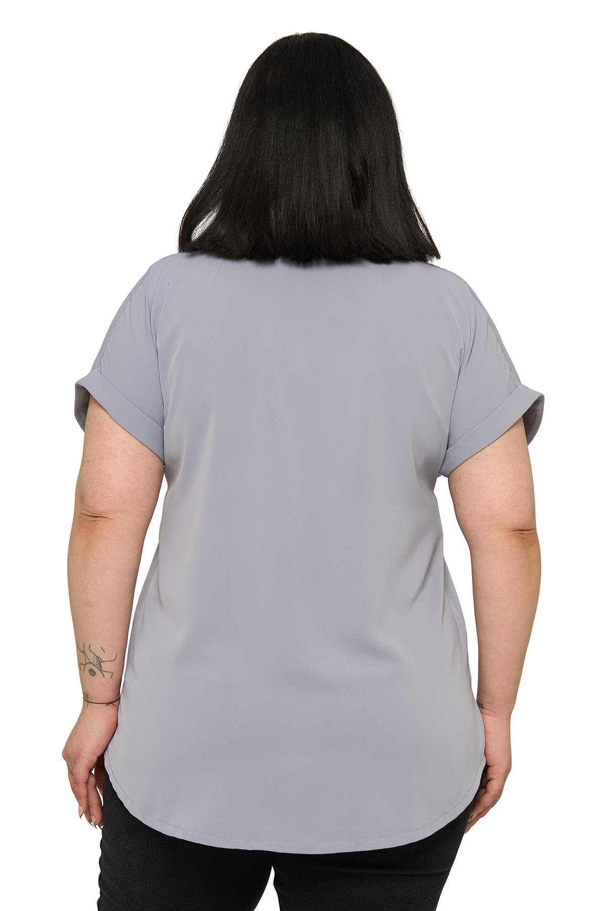 GömlekDisentis Modest Büyük Beden Tek Cepli Kısa Duble Kollu Açık Gri GömlekDISENTIS MODESTBüyük Beden Tek Cepli Kısa Duble Kollu Açık Gri Gömlek