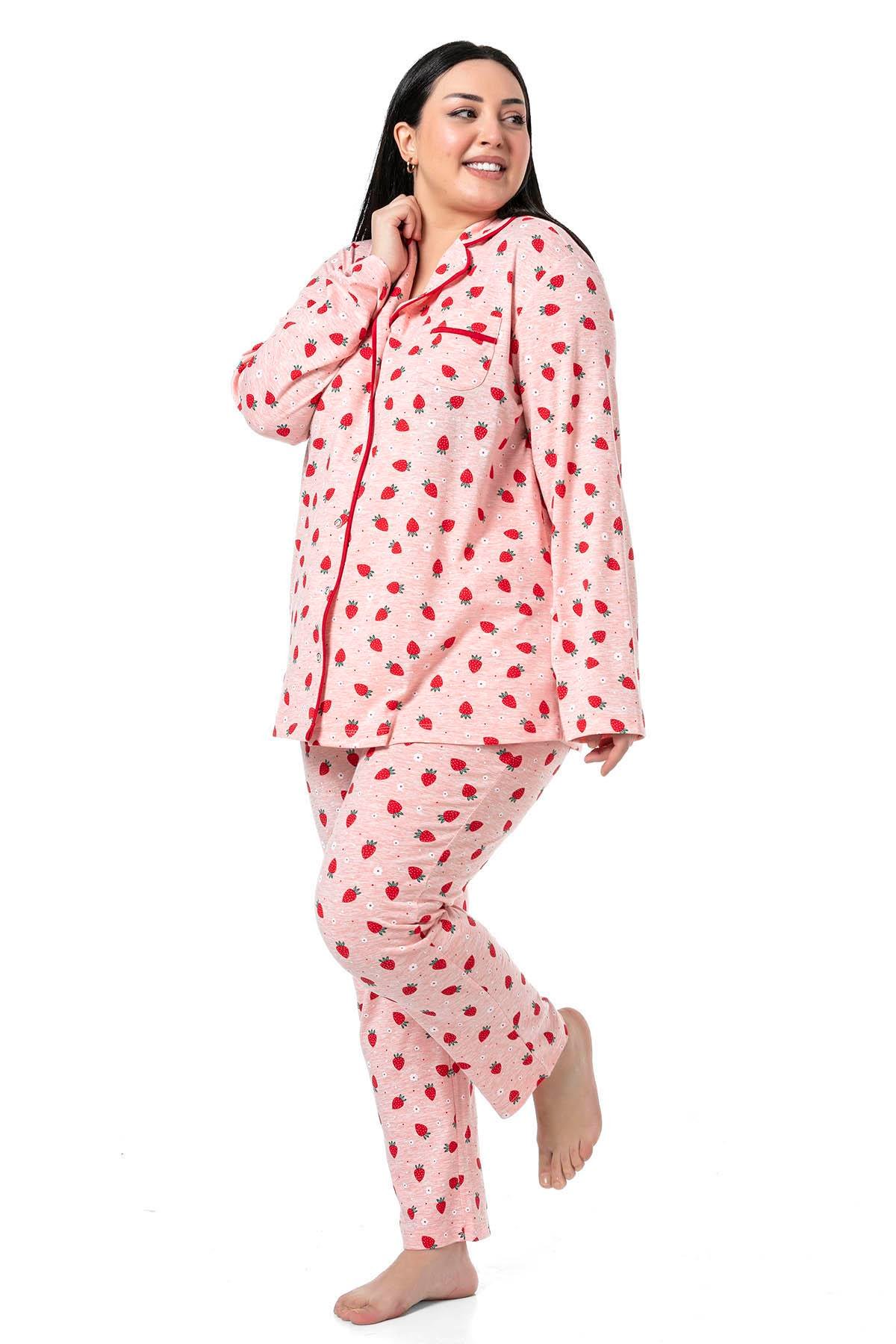 İKİLİ TAKIMDisentis Modest Gömlek Yaka Uzun Kollu Düğmeli Çilek Desenli Pembe Pijama TakımıDISENTIS MODESTBüyük Beden Gömlek Yaka Uzun Kollu Düğmeli Çilek Desenli Pembe Pijama Takımı