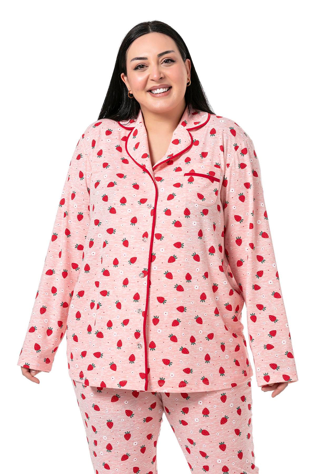 İKİLİ TAKIMDisentis Modest Gömlek Yaka Uzun Kollu Düğmeli Çilek Desenli Pembe Pijama TakımıDISENTIS MODESTBüyük Beden Gömlek Yaka Uzun Kollu Düğmeli Çilek Desenli Pembe Pijama Takımı