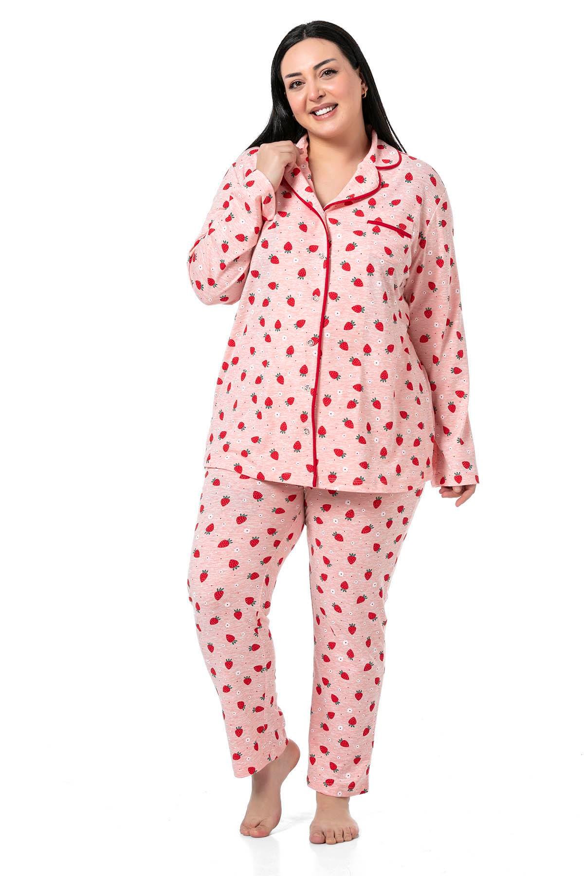 İKİLİ TAKIMDisentis Modest Gömlek Yaka Uzun Kollu Düğmeli Çilek Desenli Pembe Pijama TakımıDISENTIS MODESTBüyük Beden Gömlek Yaka Uzun Kollu Düğmeli Çilek Desenli Pembe Pijama Takımı
