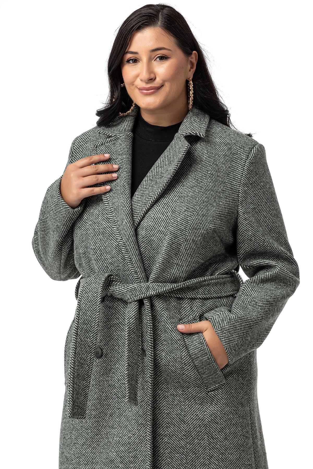 KabanDisentis Modest Büyük Beden Ceket Yaka Düğmeli ve Kuşaklı Derin Yırtmaçlı Balıksırtı Astarlı Uzun Yeşil KabanDISENTIS MODESTBüyük Beden Ceket Yaka Düğmeli ve Kuşaklı Derin Yırtmaçlı Balıksırtı Astarlı Uzun Yeşil Kaban