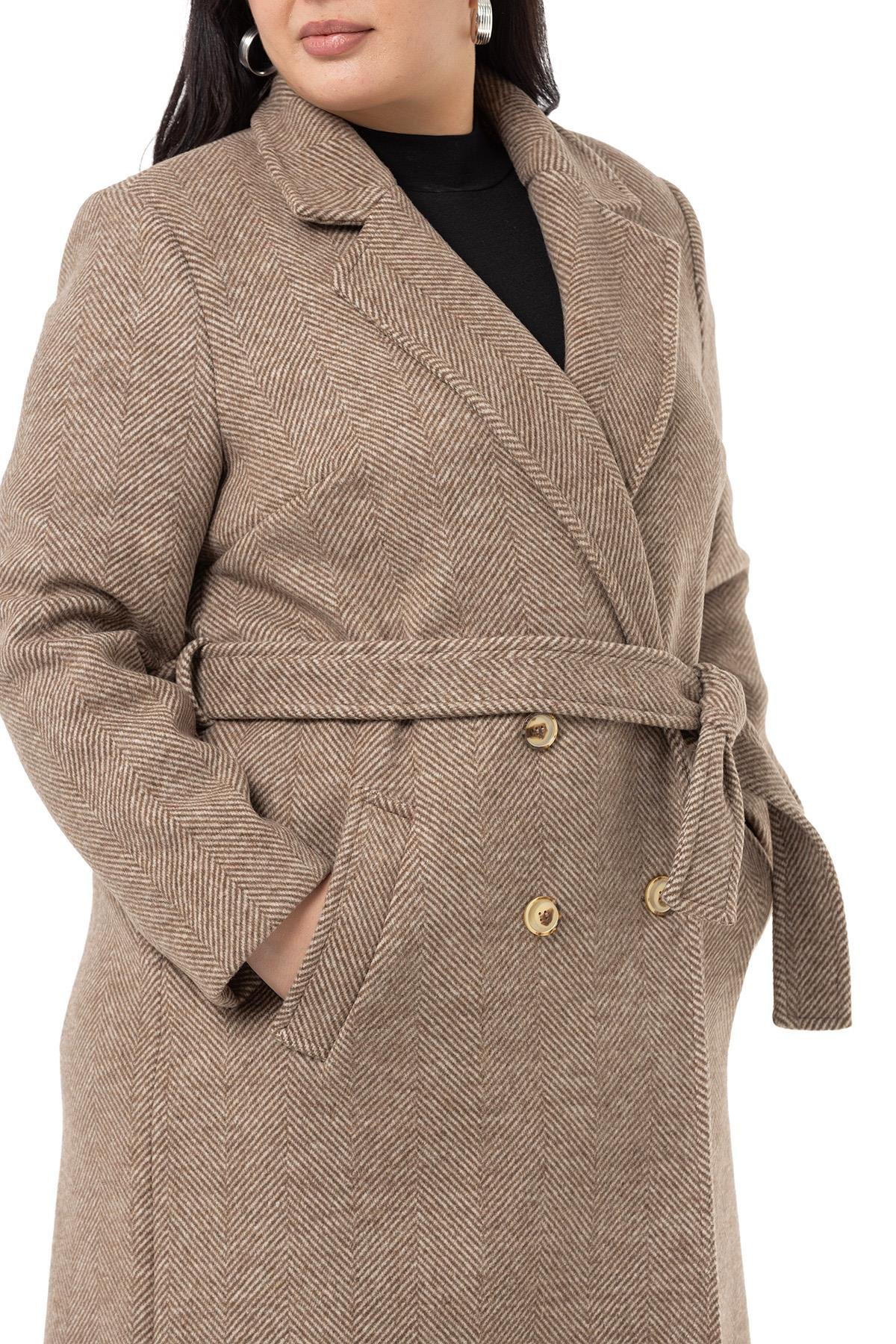 KabanDisentis Modest Büyük Beden Ceket Yaka Düğmeli ve Kuşaklı Derin Yırtmaçlı Balıksırtı Astarlı Uzun Vizon KabanDISENTIS MODESTBüyük Beden Ceket Yaka Düğmeli ve Kuşaklı Derin Yırtmaçlı Balıksırtı Astarlı Uzun Vizon Kaban