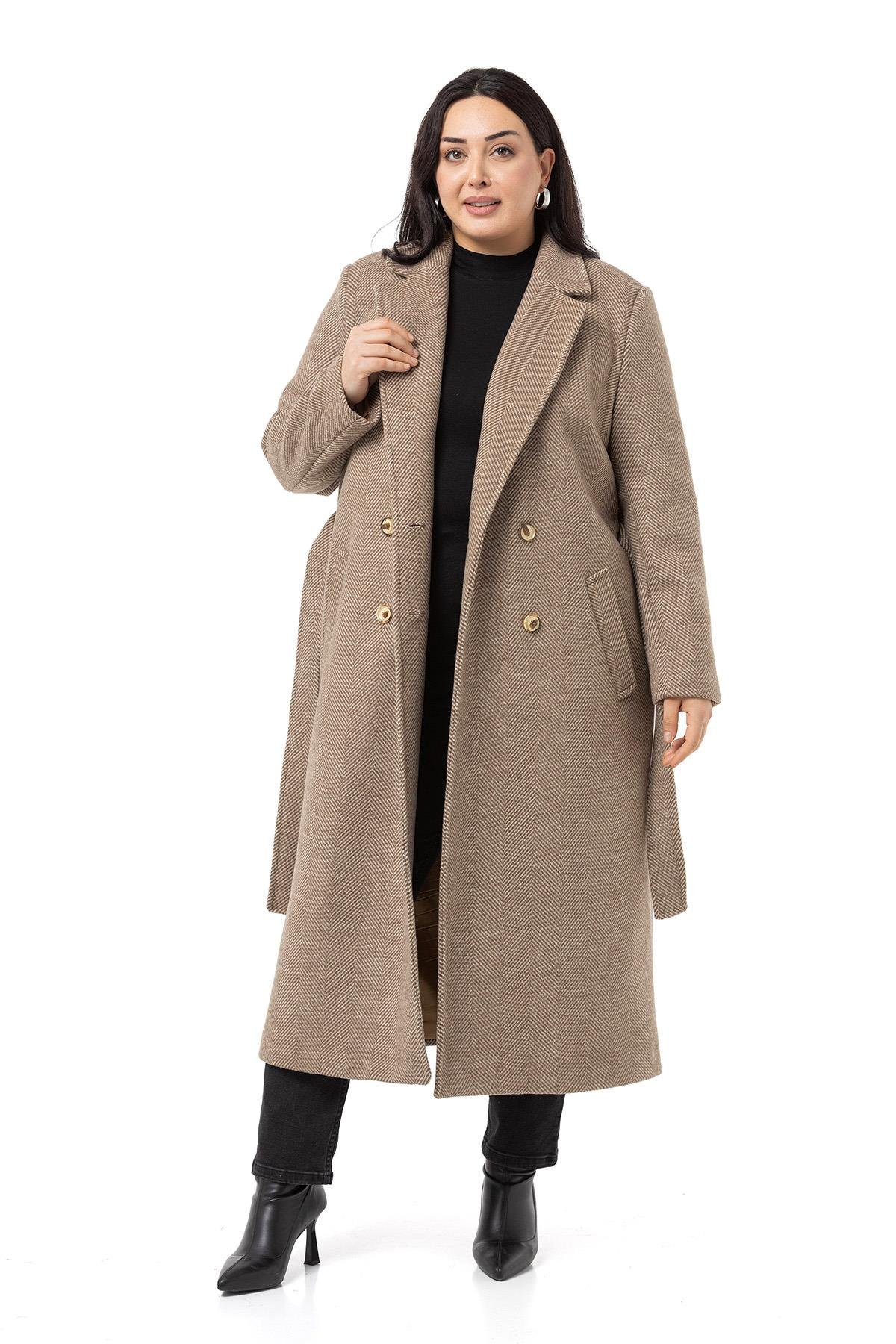 KabanDisentis Modest Büyük Beden Ceket Yaka Düğmeli ve Kuşaklı Derin Yırtmaçlı Balıksırtı Astarlı Uzun Vizon KabanDISENTIS MODESTBüyük Beden Ceket Yaka Düğmeli ve Kuşaklı Derin Yırtmaçlı Balıksırtı Astarlı Uzun Vizon Kaban