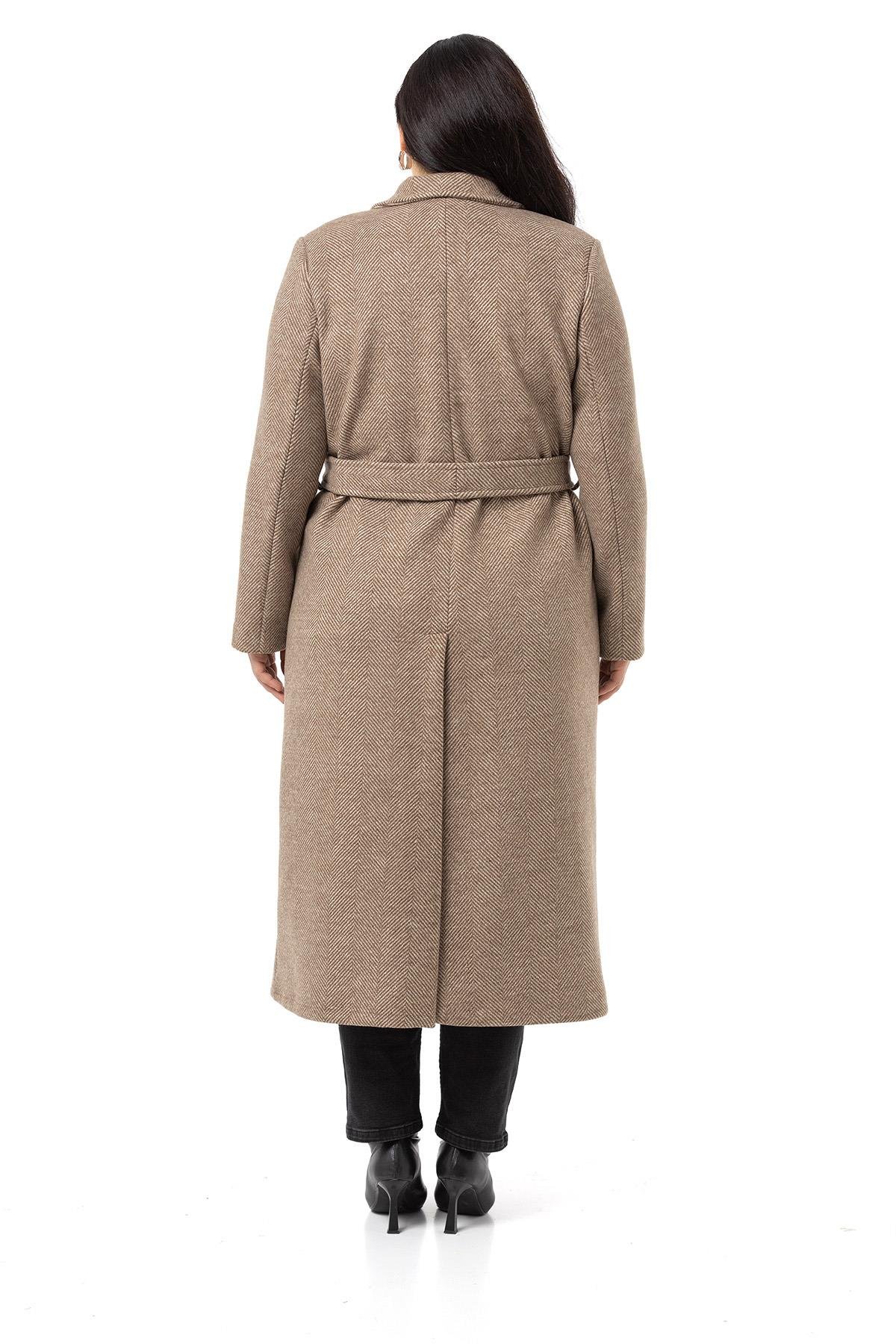 KabanDisentis Modest Büyük Beden Ceket Yaka Düğmeli ve Kuşaklı Derin Yırtmaçlı Balıksırtı Astarlı Uzun Vizon KabanDISENTIS MODESTBüyük Beden Ceket Yaka Düğmeli ve Kuşaklı Derin Yırtmaçlı Balıksırtı Astarlı Uzun Vizon Kaban