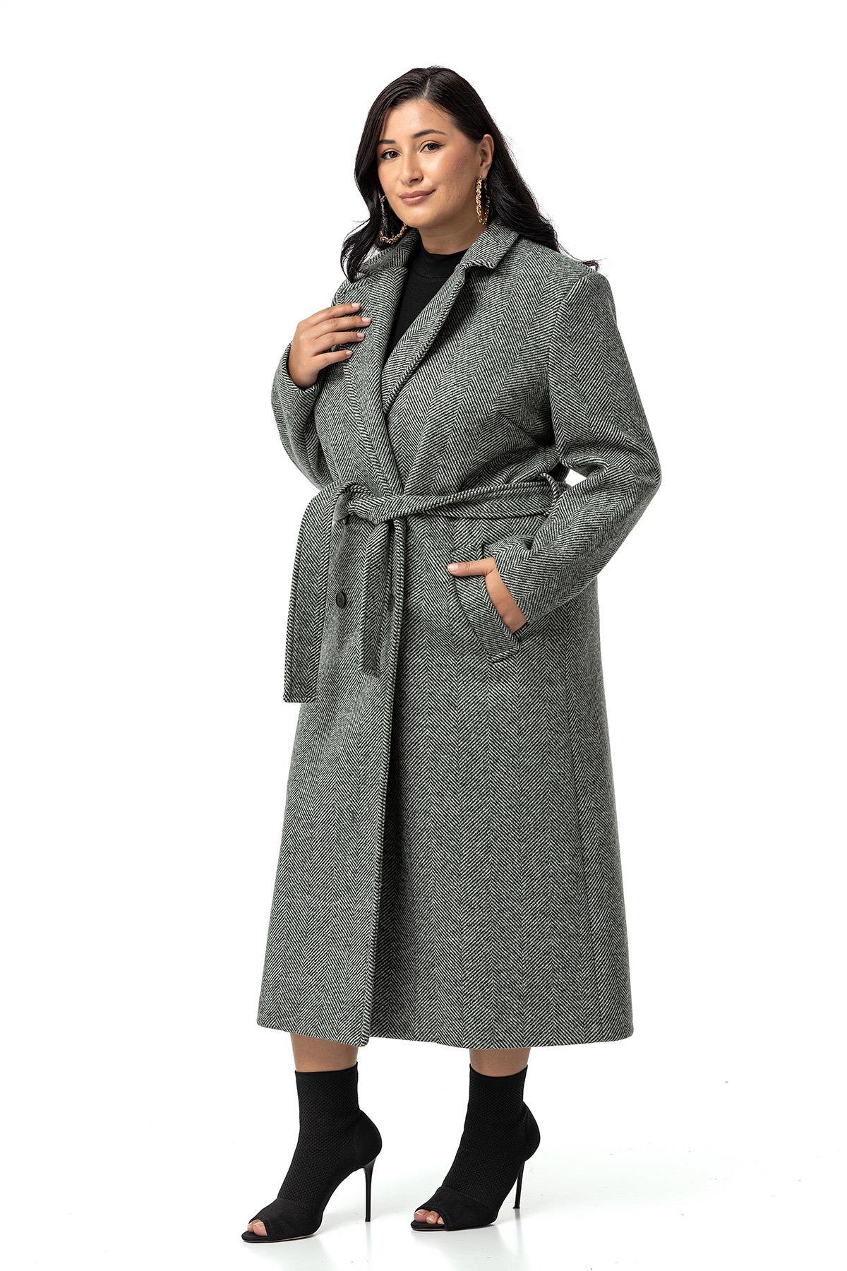 KabanDisentis Modest Büyük Beden Ceket Yaka Düğmeli ve Kuşaklı Derin Yırtmaçlı Balıksırtı Astarlı Uzun Yeşil KabanDISENTIS MODESTBüyük Beden Ceket Yaka Düğmeli ve Kuşaklı Derin Yırtmaçlı Balıksırtı Astarlı Uzun Yeşil Kaban