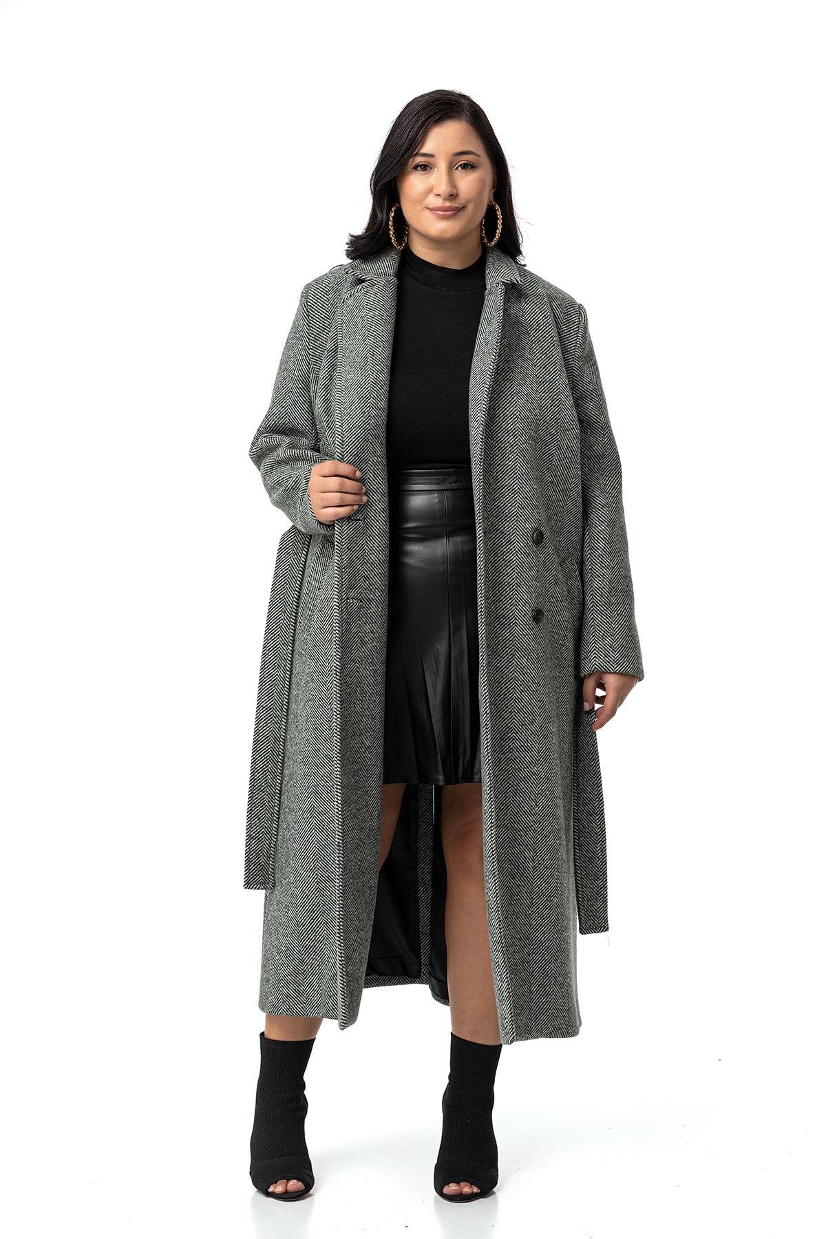 KabanDisentis Modest Büyük Beden Ceket Yaka Düğmeli ve Kuşaklı Derin Yırtmaçlı Balıksırtı Astarlı Uzun Yeşil KabanDISENTIS MODESTBüyük Beden Ceket Yaka Düğmeli ve Kuşaklı Derin Yırtmaçlı Balıksırtı Astarlı Uzun Yeşil Kaban