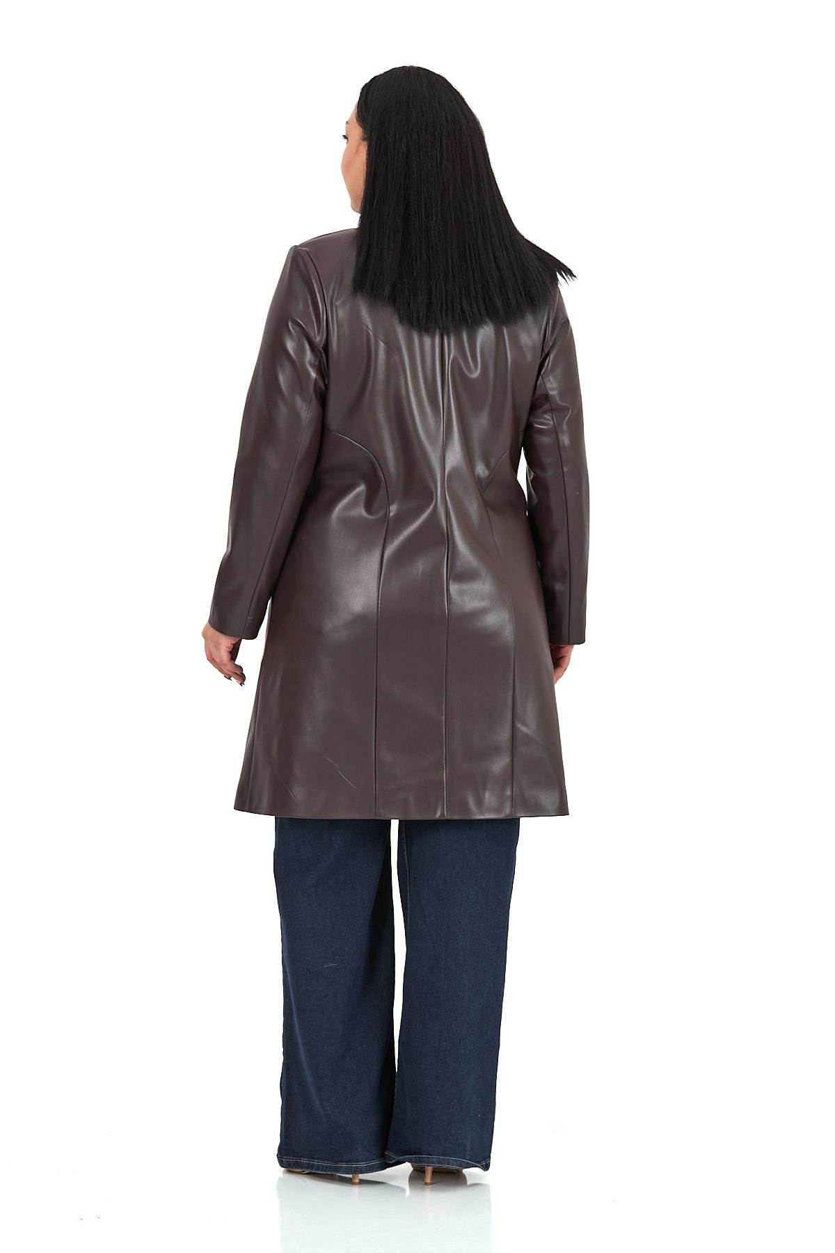 KabanDisentis Modest Büyük Beden Cepli Düğme Kapamalı Astarlı Suni Deri Koyu Kahverengi KabanDISENTIS MODESTBüyük Beden Cepli Düğme Kapamalı Astarlı Suni Deri Koyu Kahverengi Kaban