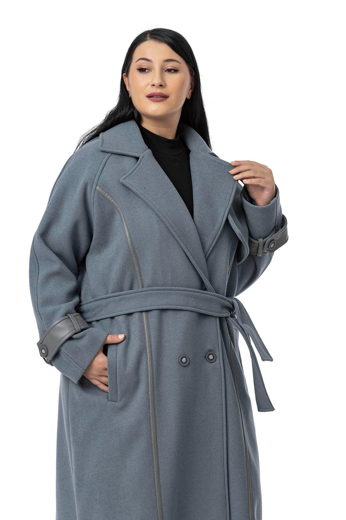 CoatsDisentis Modest Büyük Beden Deri Biye Detaylı Fleto Cepli Kuşaklı Astarlı Kaşe Uzun Mavi KabanDISENTIS MODESTBüyük Beden Deri Biye Detaylı Fleto Cepli Kuşaklı Astarlı Kaşe Uzun Mavi Kaban