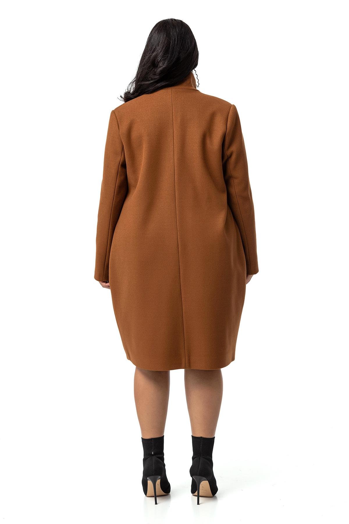 KabanDisentis Modest Büyük Beden Dik Yaka Düğme Detaylı Astarlı Kahverengi Kaşe KabanDISENTIS MODESTBüyük Beden Dik Yaka Düğme Detaylı Astarlı Kahverengi Kaşe Kaban