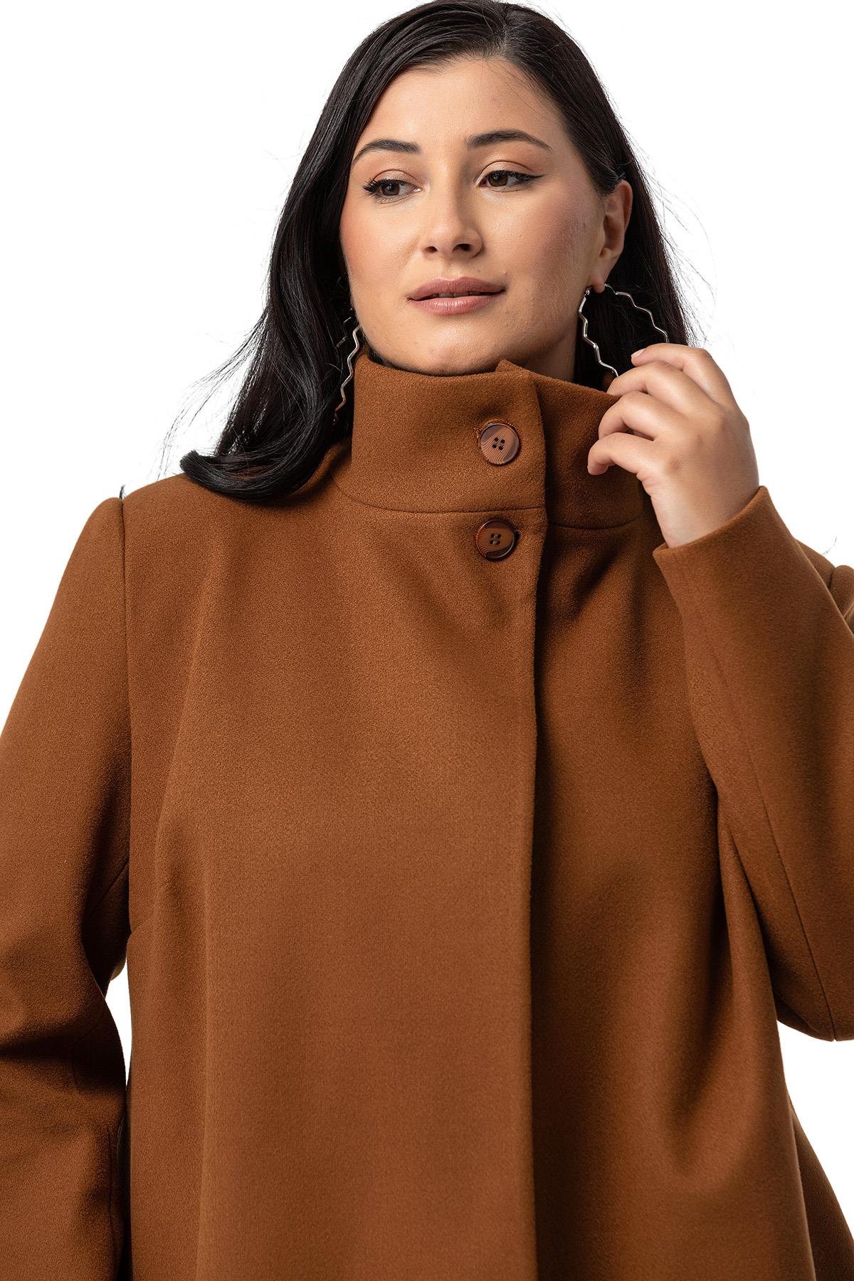 KabanDisentis Modest Büyük Beden Dik Yaka Düğme Detaylı Astarlı Kahverengi Kaşe KabanDISENTIS MODESTBüyük Beden Dik Yaka Düğme Detaylı Astarlı Kahverengi Kaşe Kaban