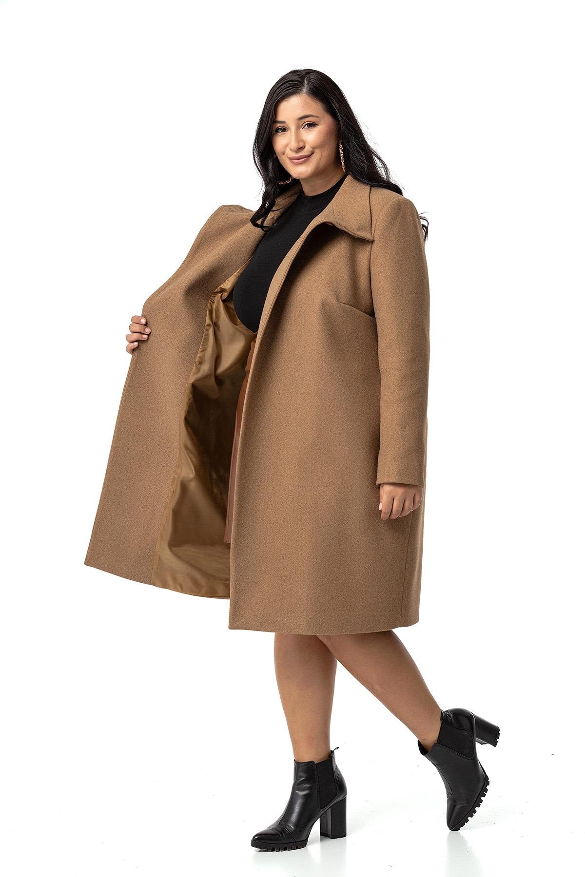 KabanDisentis Modest Büyük Beden Dik Yaka Düğme Detaylı Astarlı Vizon Kaşe KabanDISENTIS MODESTBüyük Beden Dik Yaka Düğme Detaylı Astarlı Vizon Kaşe Kaban