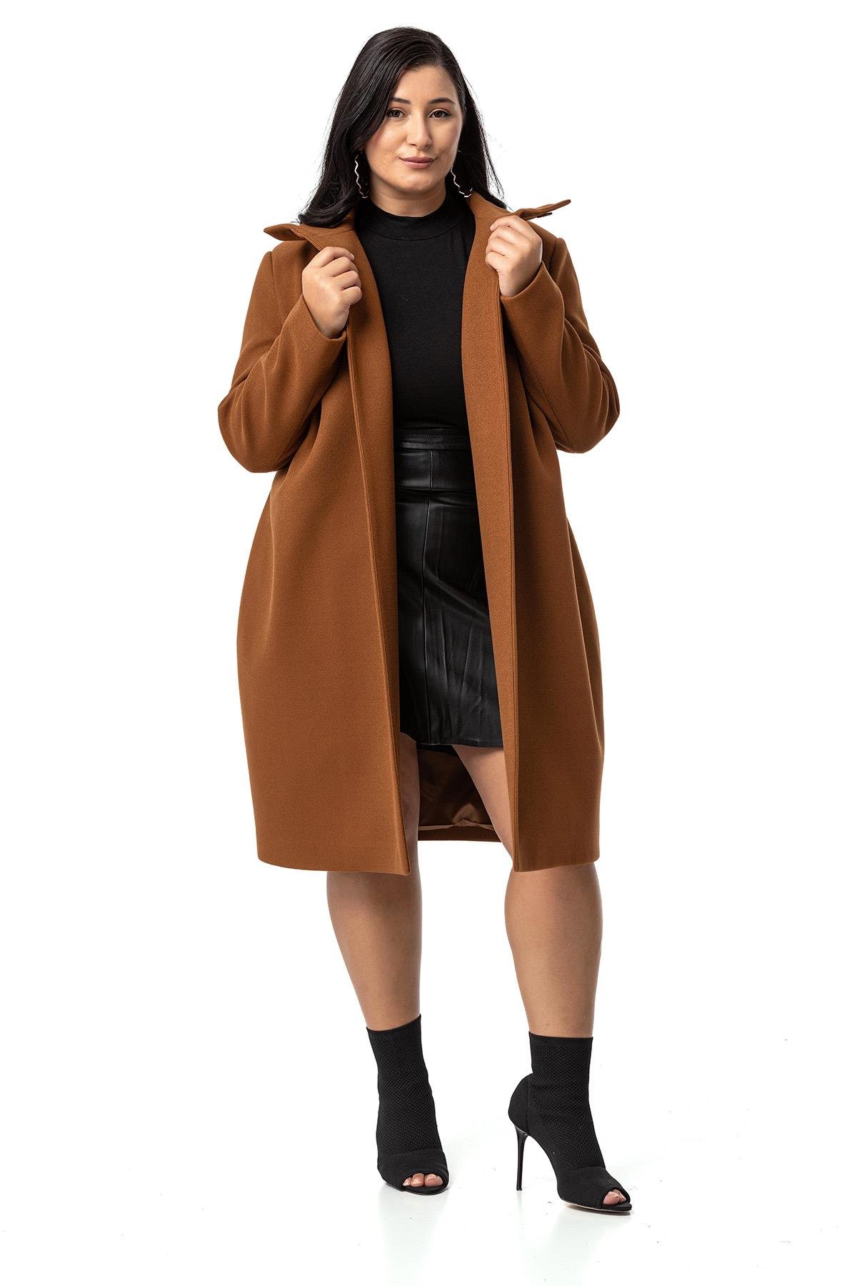 KabanDisentis Modest Büyük Beden Dik Yaka Düğme Detaylı Astarlı Kahverengi Kaşe KabanDISENTIS MODESTBüyük Beden Dik Yaka Düğme Detaylı Astarlı Kahverengi Kaşe Kaban