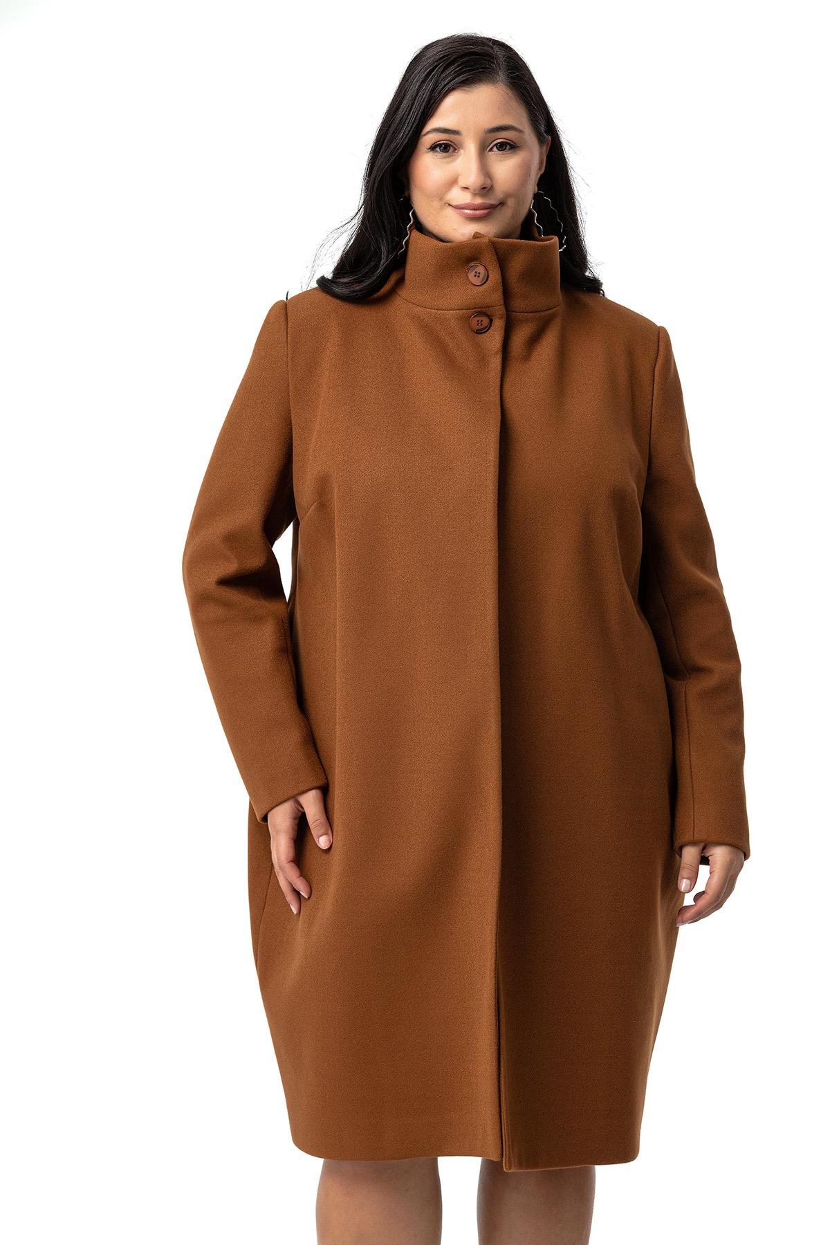 KabanDisentis Modest Büyük Beden Dik Yaka Düğme Detaylı Astarlı Kahverengi Kaşe KabanDISENTIS MODESTBüyük Beden Dik Yaka Düğme Detaylı Astarlı Kahverengi Kaşe Kaban