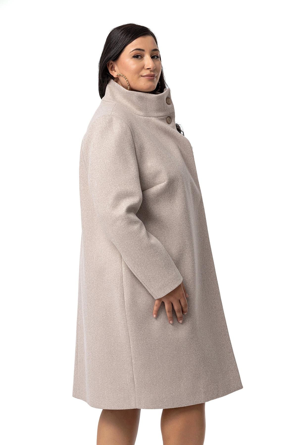 KabanDisentis Modest Büyük Beden Dik Yaka Düğme Detaylı Astarlı Bej Rengi Kaşe KabanDISENTIS MODESTBüyük Beden Dik Yaka Düğme Detaylı Astarlı Bej Rengi Kaşe Kaban