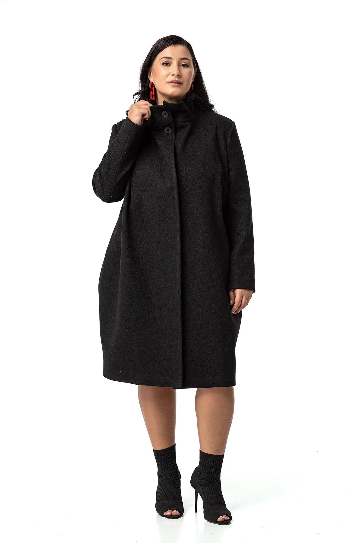 KabanDisentis Modest Büyük Beden Dik Yaka Düğme Detaylı Astarlı Siyah Kaşe KabanDISENTIS MODESTBüyük Beden Dik Yaka Düğme Detaylı Astarlı Siyah Kaşe Kaban