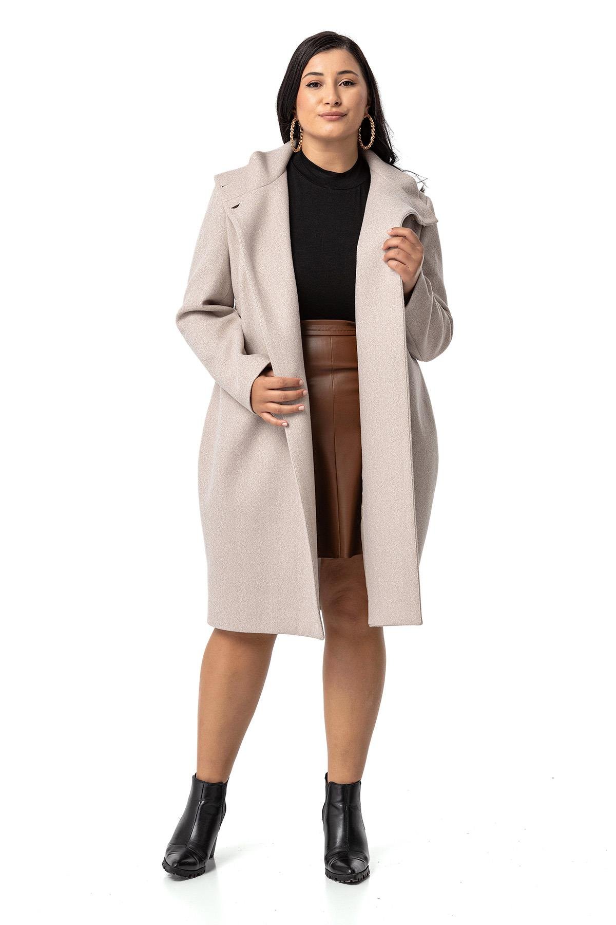 KabanDisentis Modest Büyük Beden Dik Yaka Düğme Detaylı Astarlı Bej Rengi Kaşe KabanDISENTIS MODESTBüyük Beden Dik Yaka Düğme Detaylı Astarlı Bej Rengi Kaşe Kaban